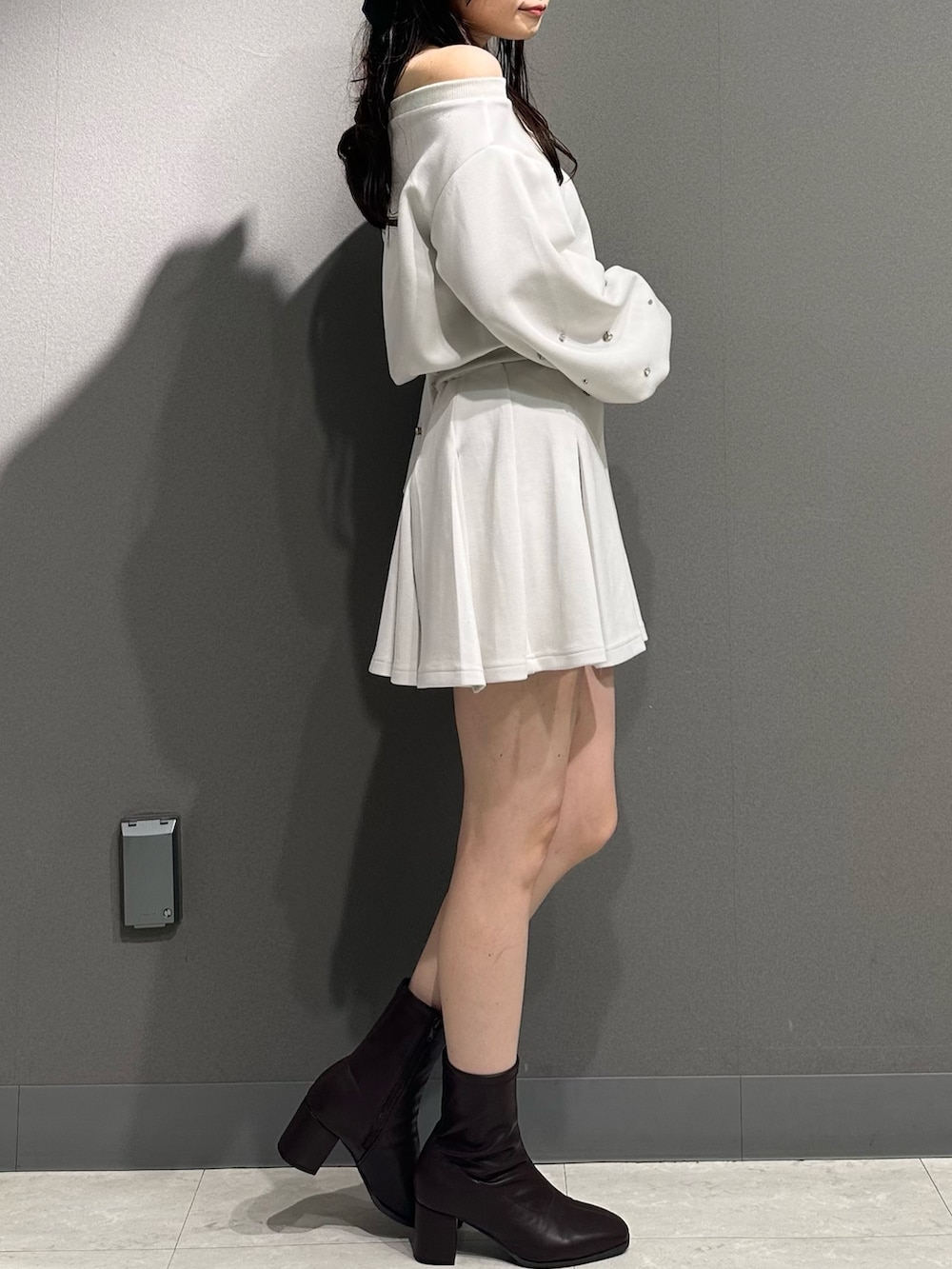 ホワイト系のスウェット、ホワイト系のスウェット、ホワイト系のスウェットを着用したレディースの秋コーディネートの6枚目の写真