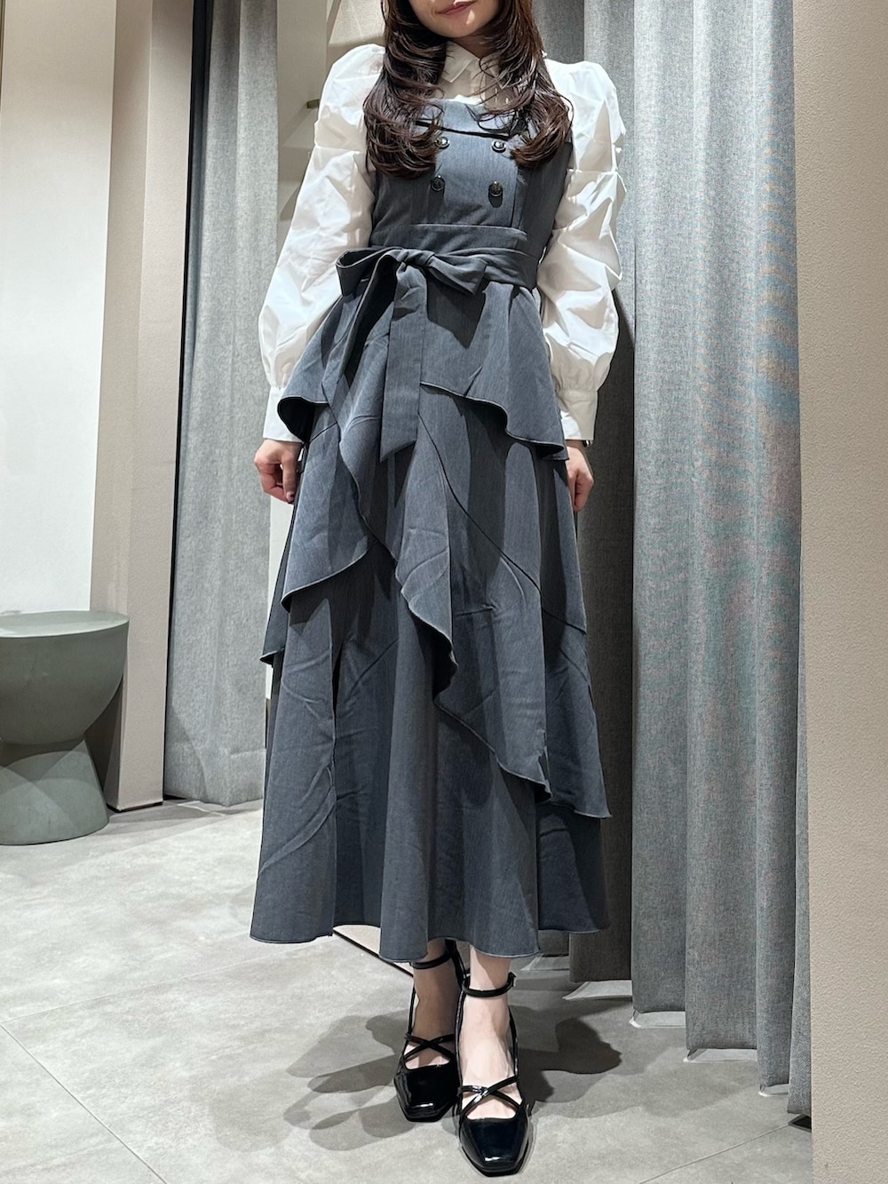 グレー系のワンピース、グレー系のワンピース、ブラック系のサンダルを着用したレディースの冬コーディネートの2枚目の写真