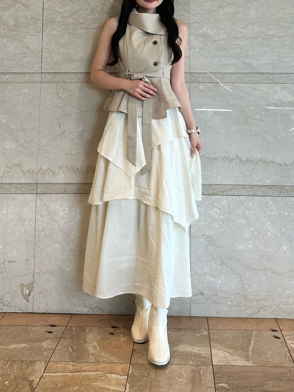 ベージュ系のワンピース、ベージュ系のワンピース、ホワイト系のブーツを着用したレディースの夏コーディネートの3枚目の写真