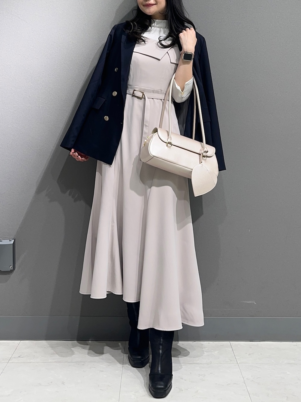 「ジャケット、ジャケットスタイル、ジャケットコーデ、謝恩会、オフィスカジュアル、ドライブ、おでかけコーデ、春服、きれいめコーディネート、大人女子、休日スタイル、オトナ女子、スカートスタイル」｜「dazzlinの折り返しベアドッキングワンピース（ワンピース、ベージュ系）」を使った、nanamiさん（レディース・158cm）の春コーディネートの2枚目の写真