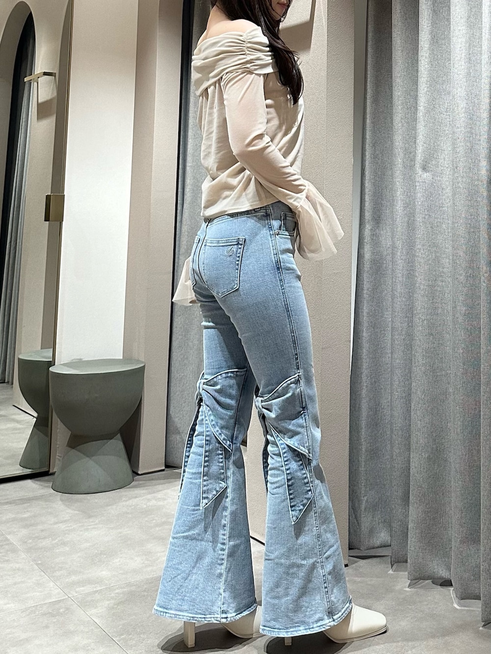 ブルー系のデニムパンツ、ブルー系のデニムパンツ、ベージュ系のTシャツ/カットソーを着用したレディースの冬コーディネートの5枚目の写真