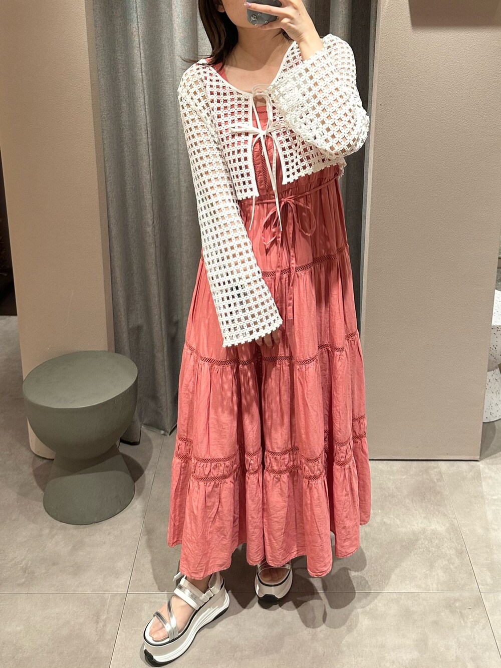 ピンク系のワンピース、ホワイト系のサンダル、ホワイト系のカーディガン/ボレロを着用したレディースの夏コーディネートの2枚目の写真