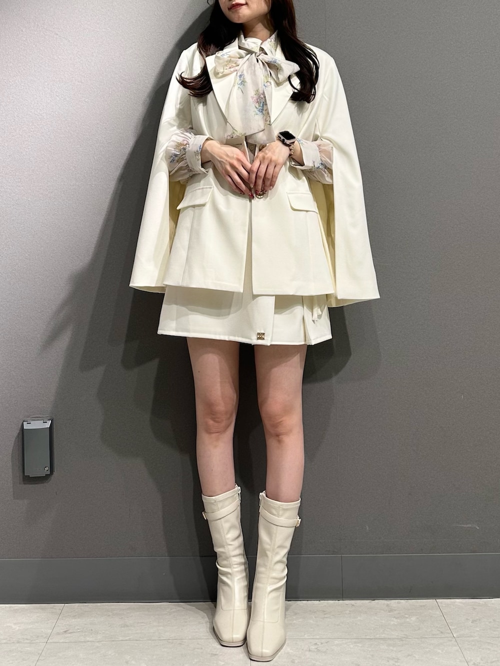 ホワイト系のテーラードジャケット、ホワイト系のテーラードジャケット、ピンク系のシャツ/ブラウスを着用したレディースの冬コーディネートの5枚目の写真