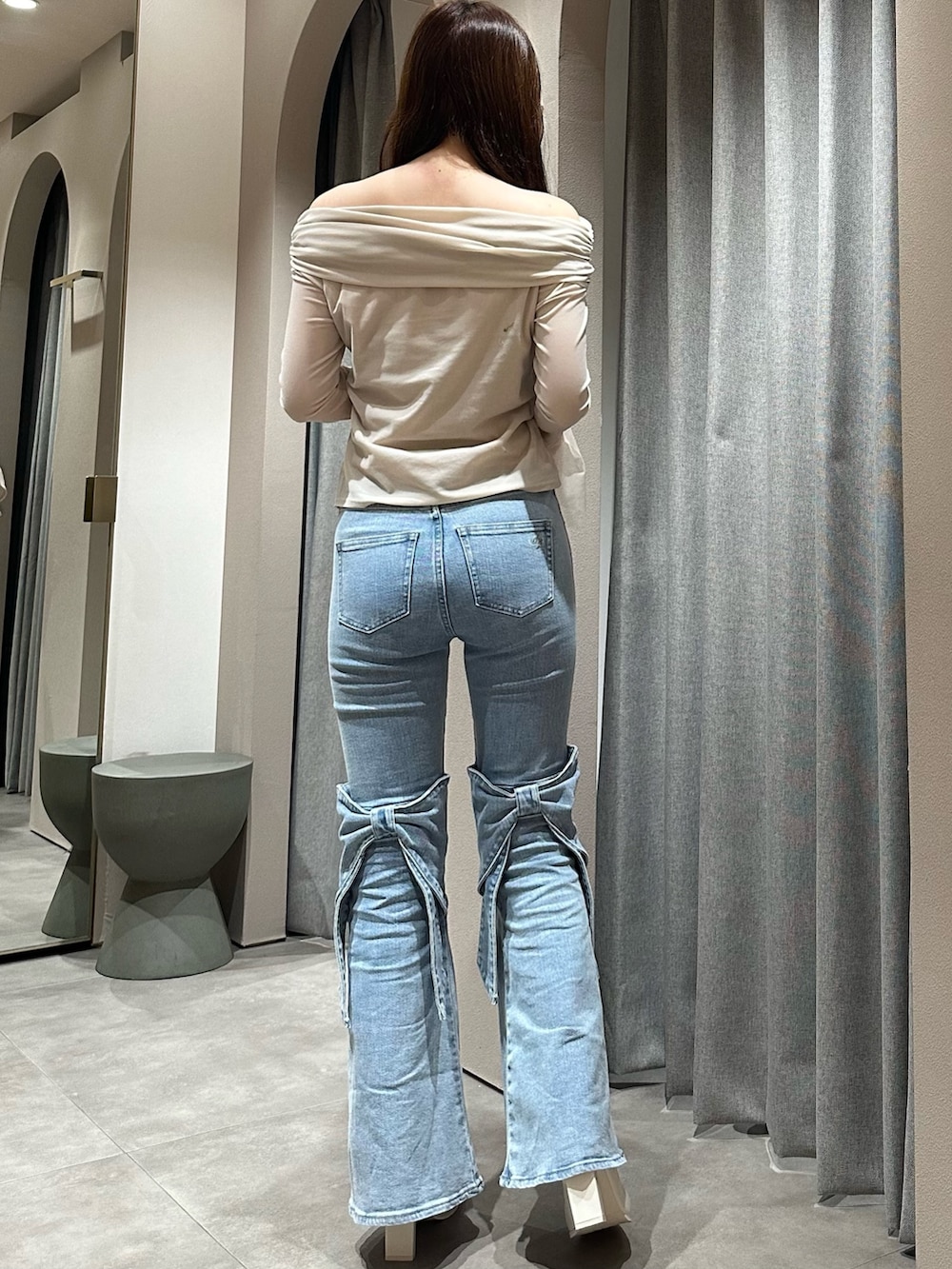 ブルー系のデニムパンツ、ブルー系のデニムパンツ、ベージュ系のTシャツ/カットソーを着用したレディースの冬コーディネートの7枚目の写真