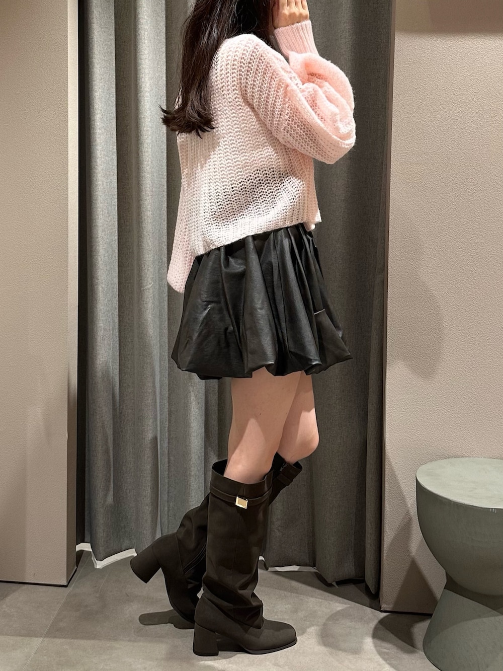 ピンク系のニット/セーター、ピンク系のニット/セーター、ブラウン系のスカートを着用したレディースの秋コーディネートの3枚目の写真