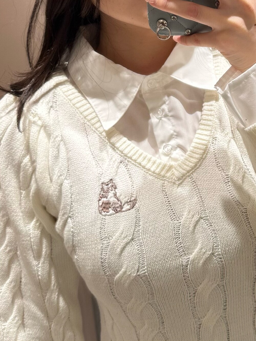 ホワイト系のワンピース、ベージュ系のブーツを着用したレディースの冬コーディネートの5枚目の写真