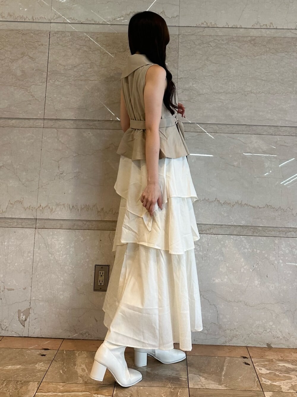 ベージュ系のワンピース、ベージュ系のワンピース、ホワイト系のブーツを着用したレディースの夏コーディネートの6枚目の写真