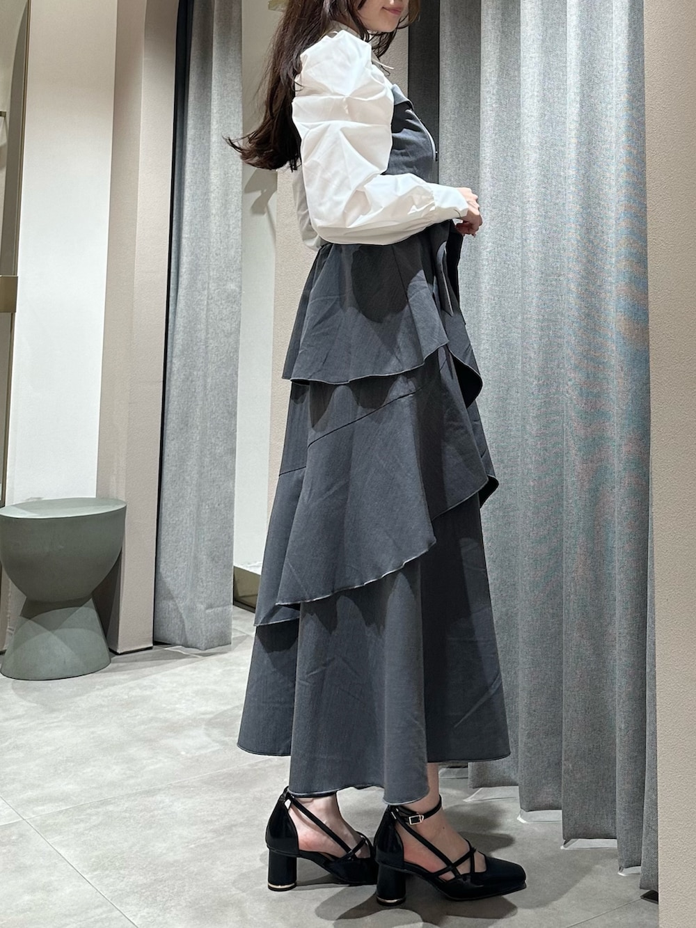 グレー系のワンピース、グレー系のワンピース、ブラック系のサンダルを着用したレディースの冬コーディネートの5枚目の写真