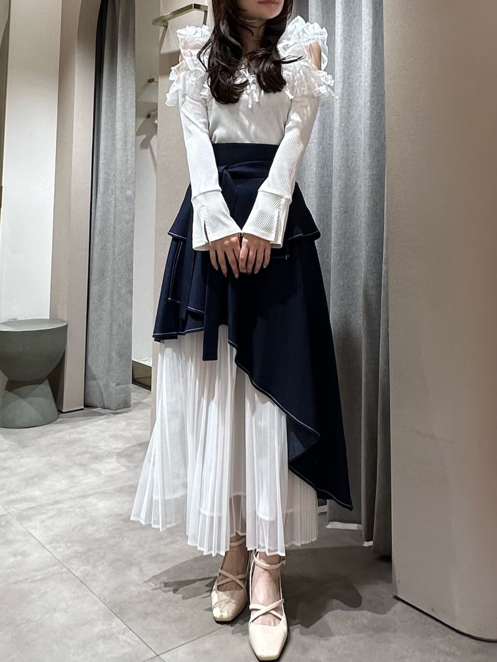 ホワイト系のTシャツ/カットソー、ホワイト系のTシャツ/カットソー、ブルー系のスカートを着用したレディースの冬コーディネートの2枚目の写真