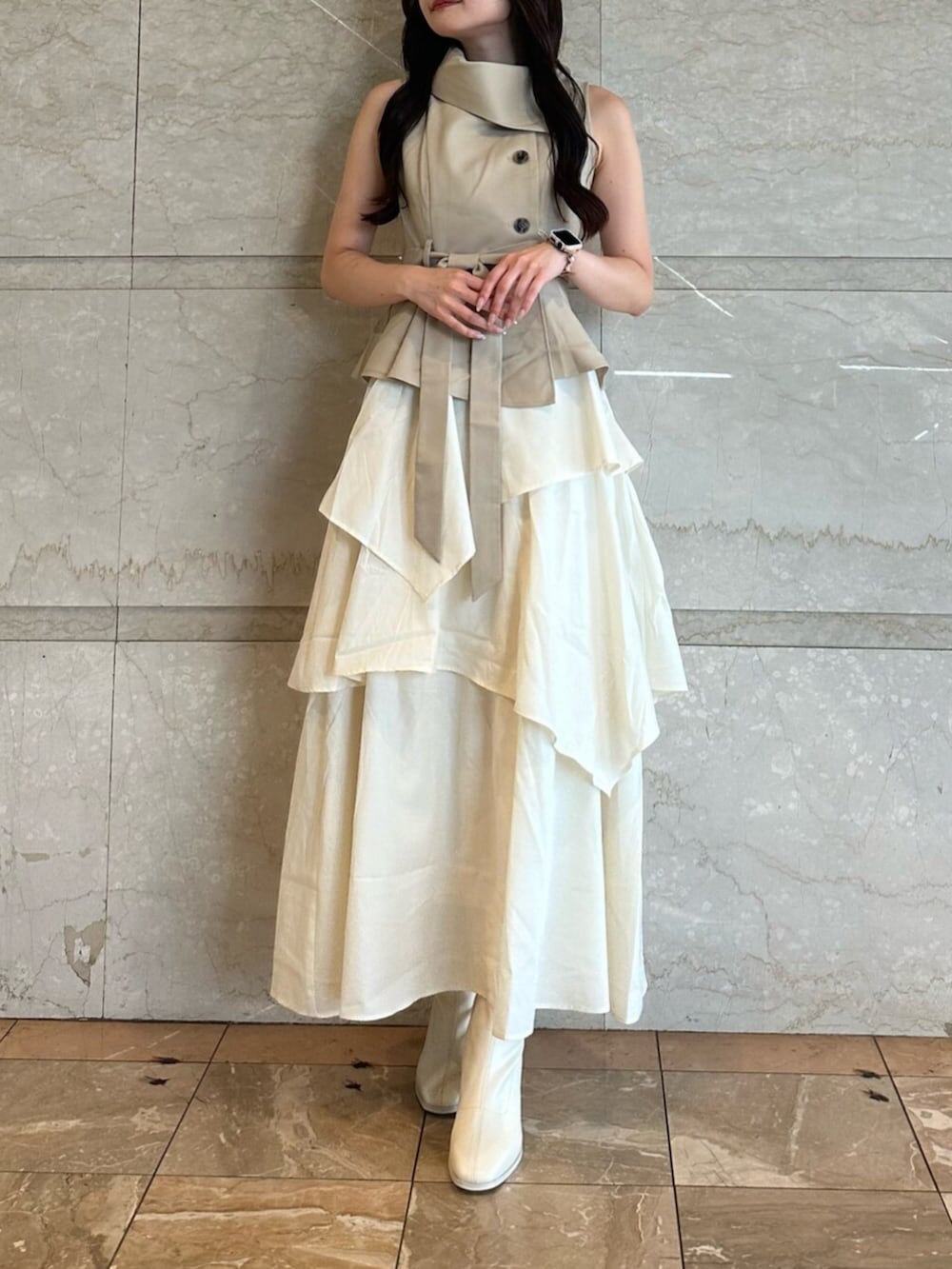 ベージュ系のワンピース、ベージュ系のワンピース、ホワイト系のブーツを着用したレディースの夏コーディネートの2枚目の写真