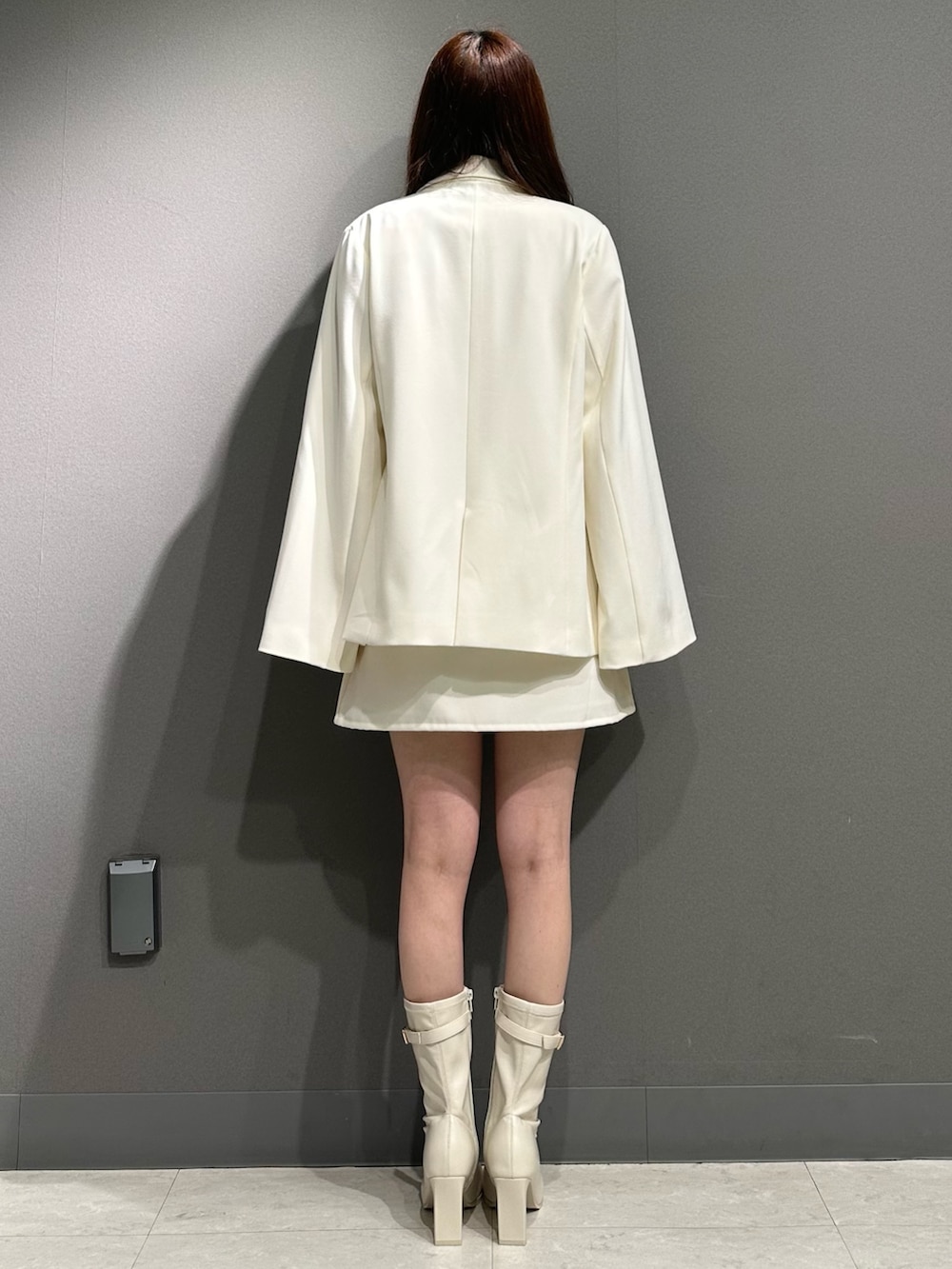 ホワイト系のテーラードジャケット、ホワイト系のテーラードジャケット、ピンク系のシャツ/ブラウスを着用したレディースの冬コーディネートの9枚目の写真