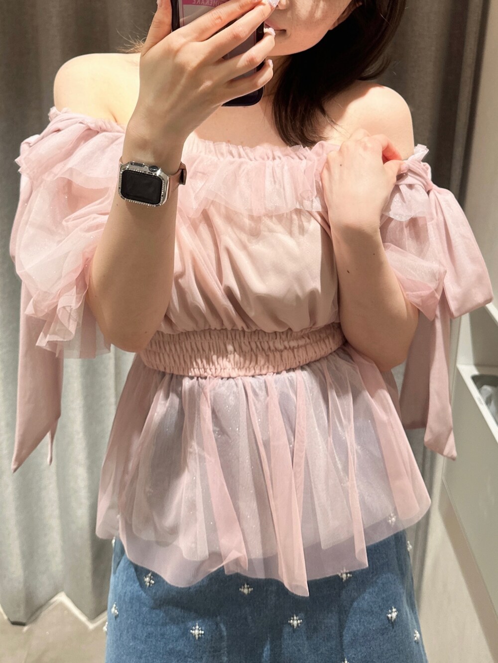 ピンク系のシャツ/ブラウス、ブルー系のデニムスカート、ブラック系のブーツを着用したレディースの春コーディネートの5枚目の写真