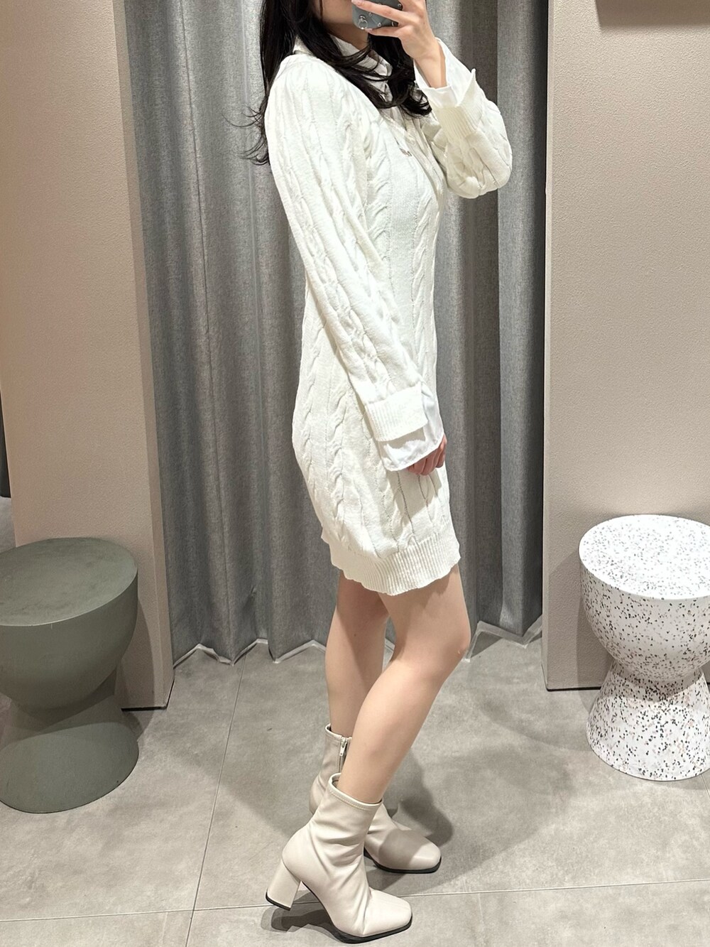 ホワイト系のワンピース、ベージュ系のブーツを着用したレディースの冬コーディネートの3枚目の写真