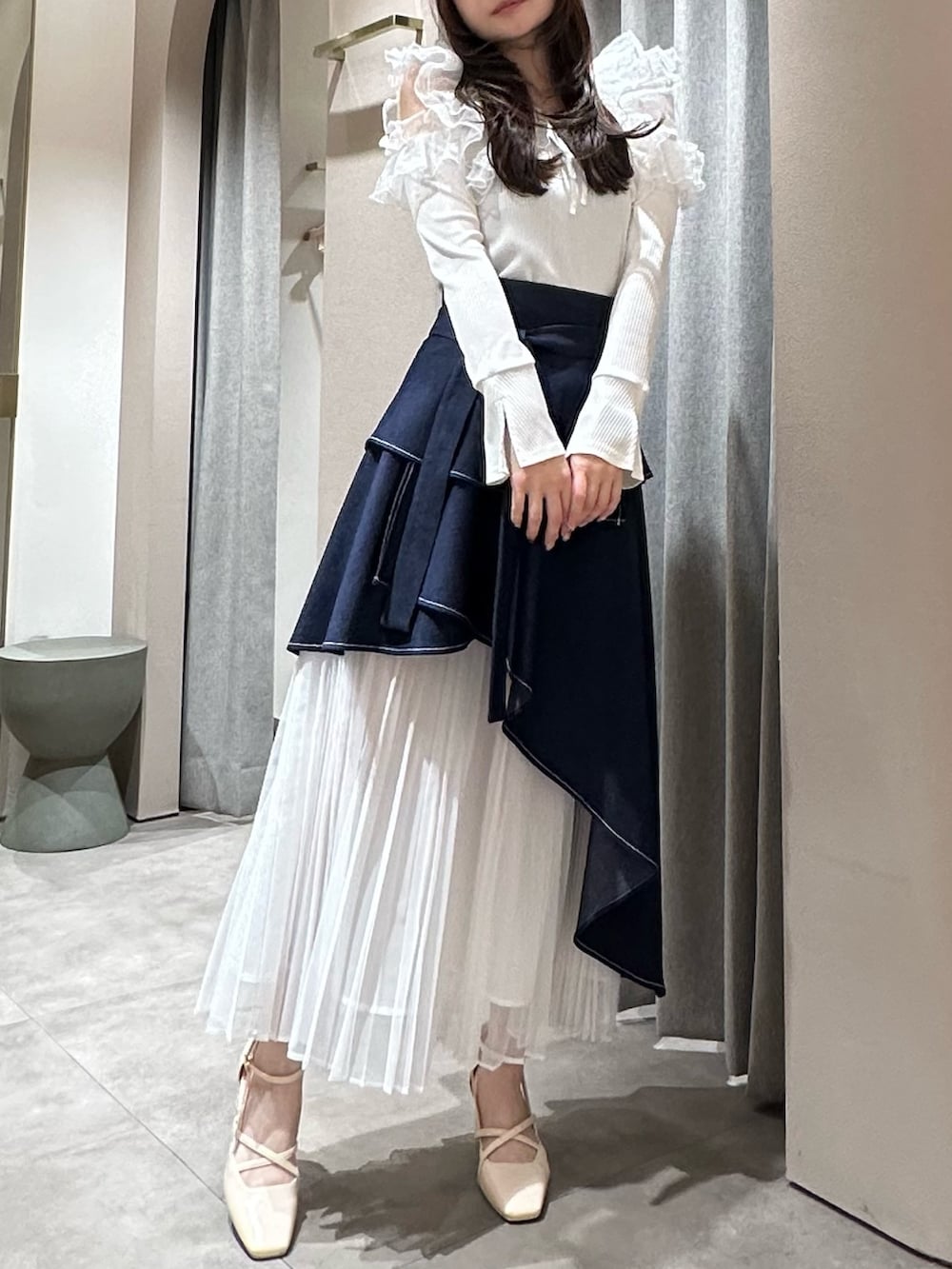 ホワイト系のTシャツ/カットソー、ホワイト系のTシャツ/カットソー、ブルー系のスカートを着用したレディースの冬コーディネートの5枚目の写真