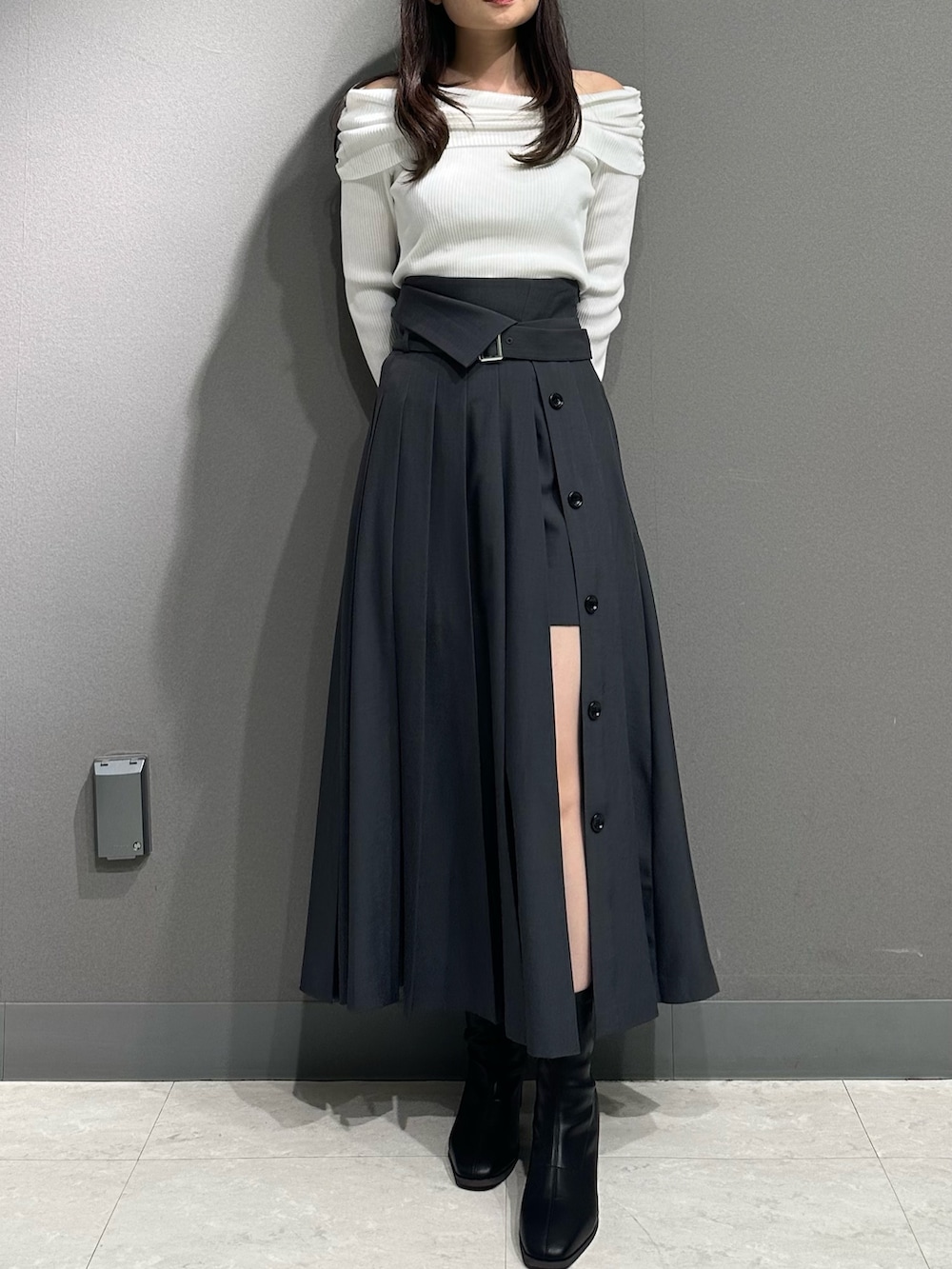 ホワイト系のニット/セーター、ホワイト系のニット/セーター、グレー系のスカートを着用したレディースの秋コーディネートの3枚目の写真