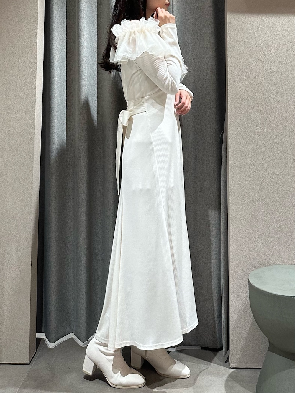 ホワイト系のワンピース、ホワイト系のブーツを着用したレディースの秋コーディネートの3枚目の写真