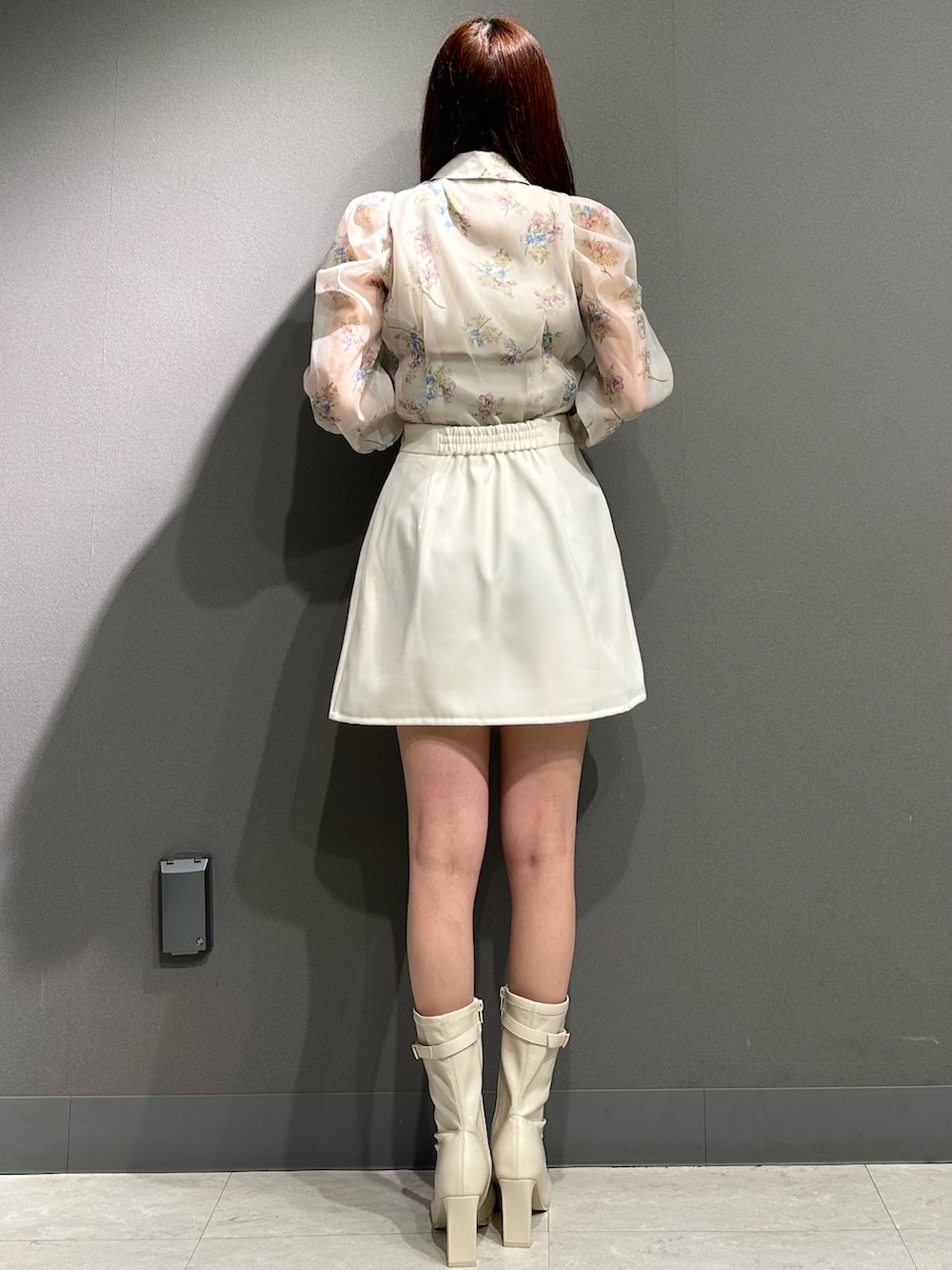 ピンク系のシャツ/ブラウス、ピンク系のシャツ/ブラウス、ホワイト系のスカートを着用したレディースの冬コーディネートの8枚目の写真