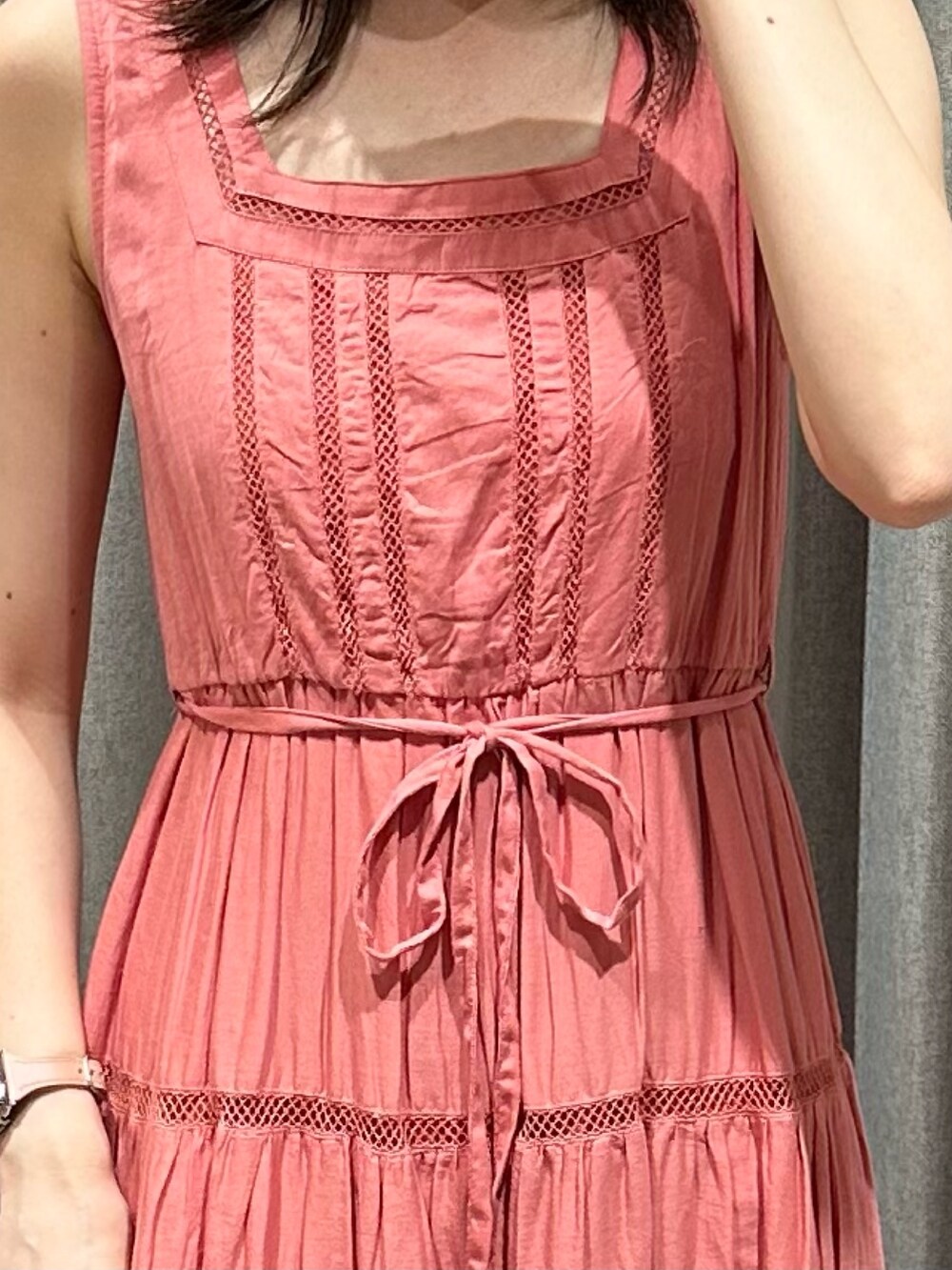 ピンク系のワンピース、ホワイト系のサンダル、ホワイト系のカーディガン/ボレロを着用したレディースの夏コーディネートの6枚目の写真