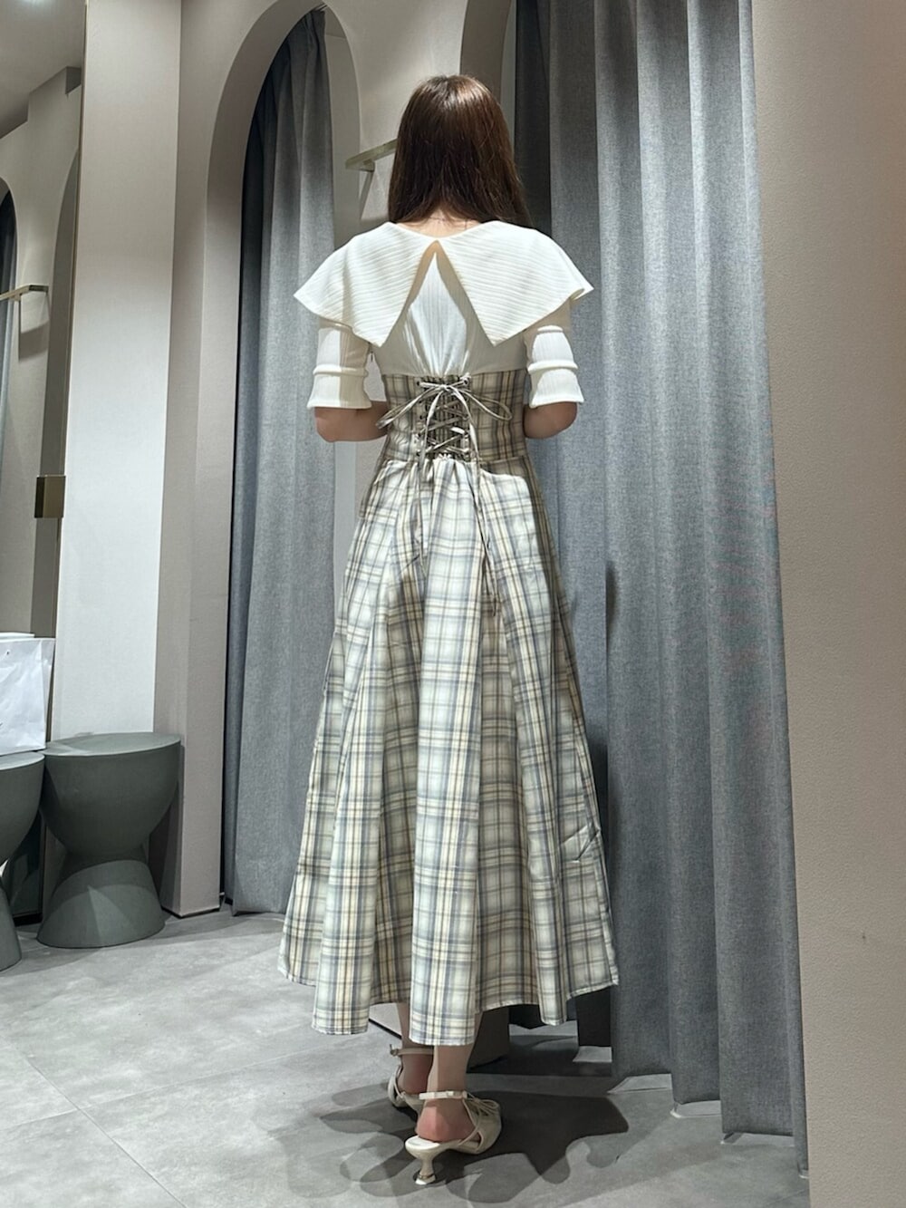 ホワイト系のパンプス、ホワイト系のワンピースを着用したレディースの春コーディネートの8枚目の写真