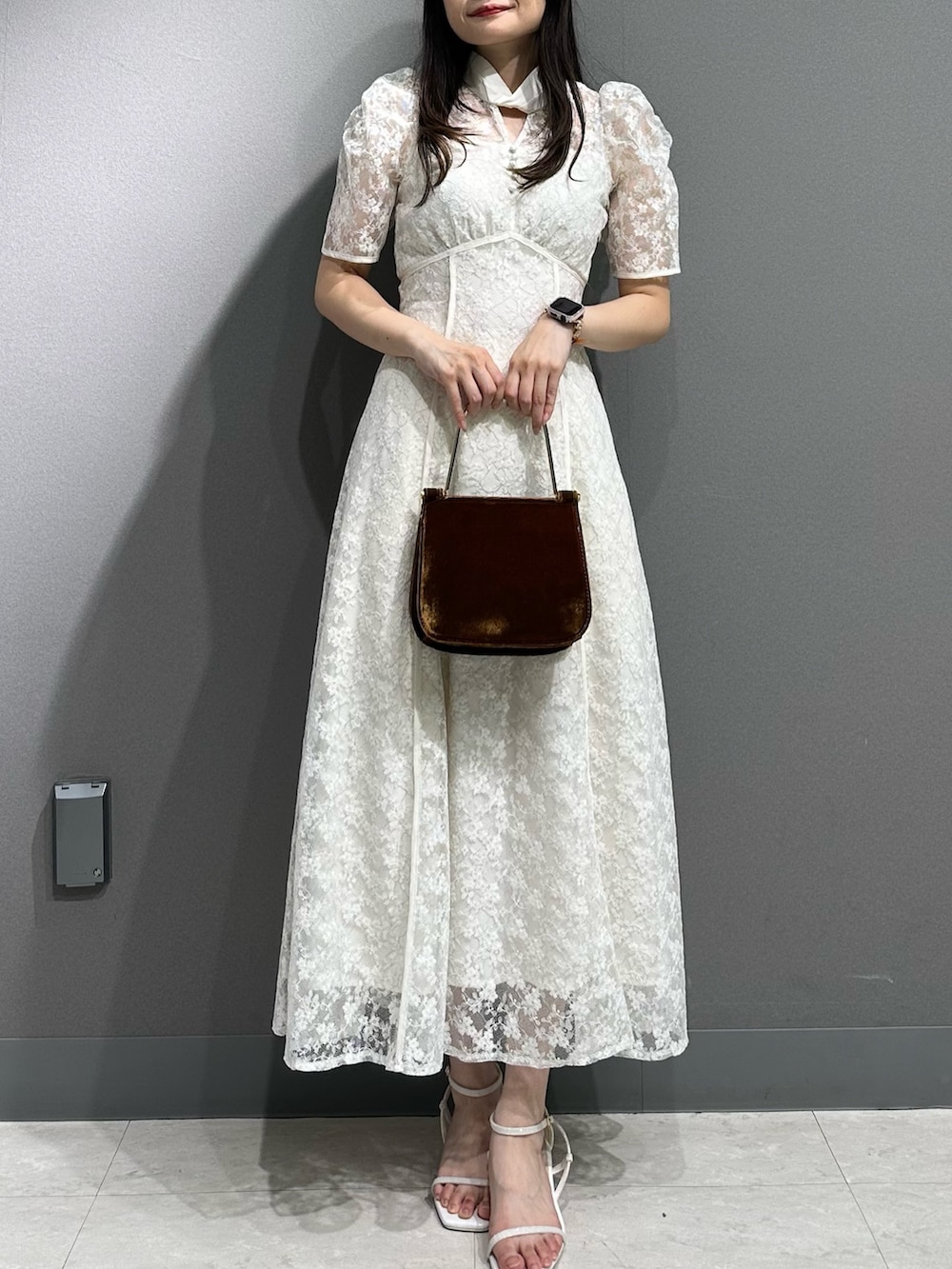 ホワイト系のドレス、ホワイト系のサンダルを着用したレディースの夏コーディネートの2枚目の写真