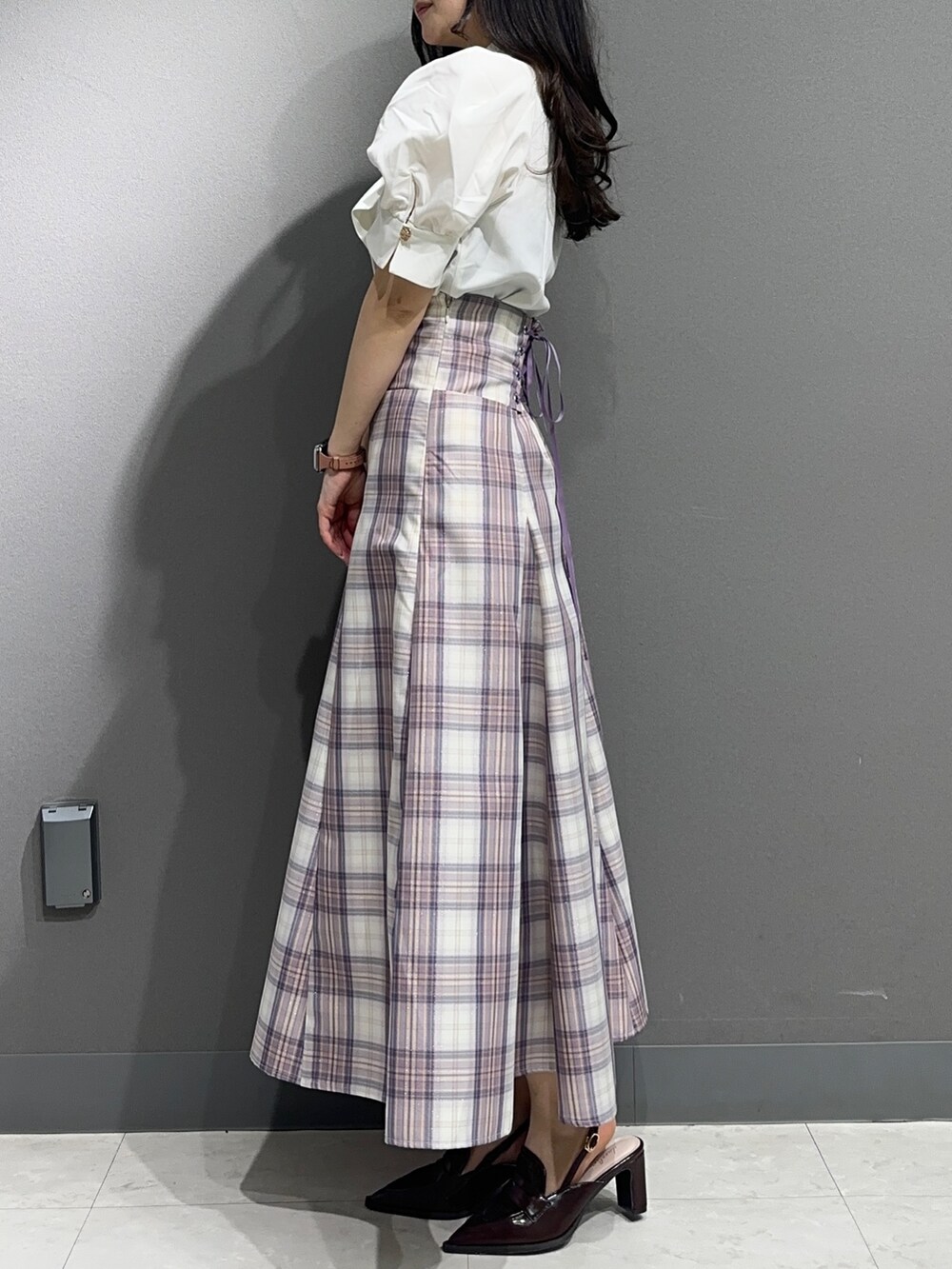 ホワイト系のシャツ/ブラウス、パープル系のスカート、ブラウン系のローファーを着用したレディースの春コーディネートの4枚目の写真
