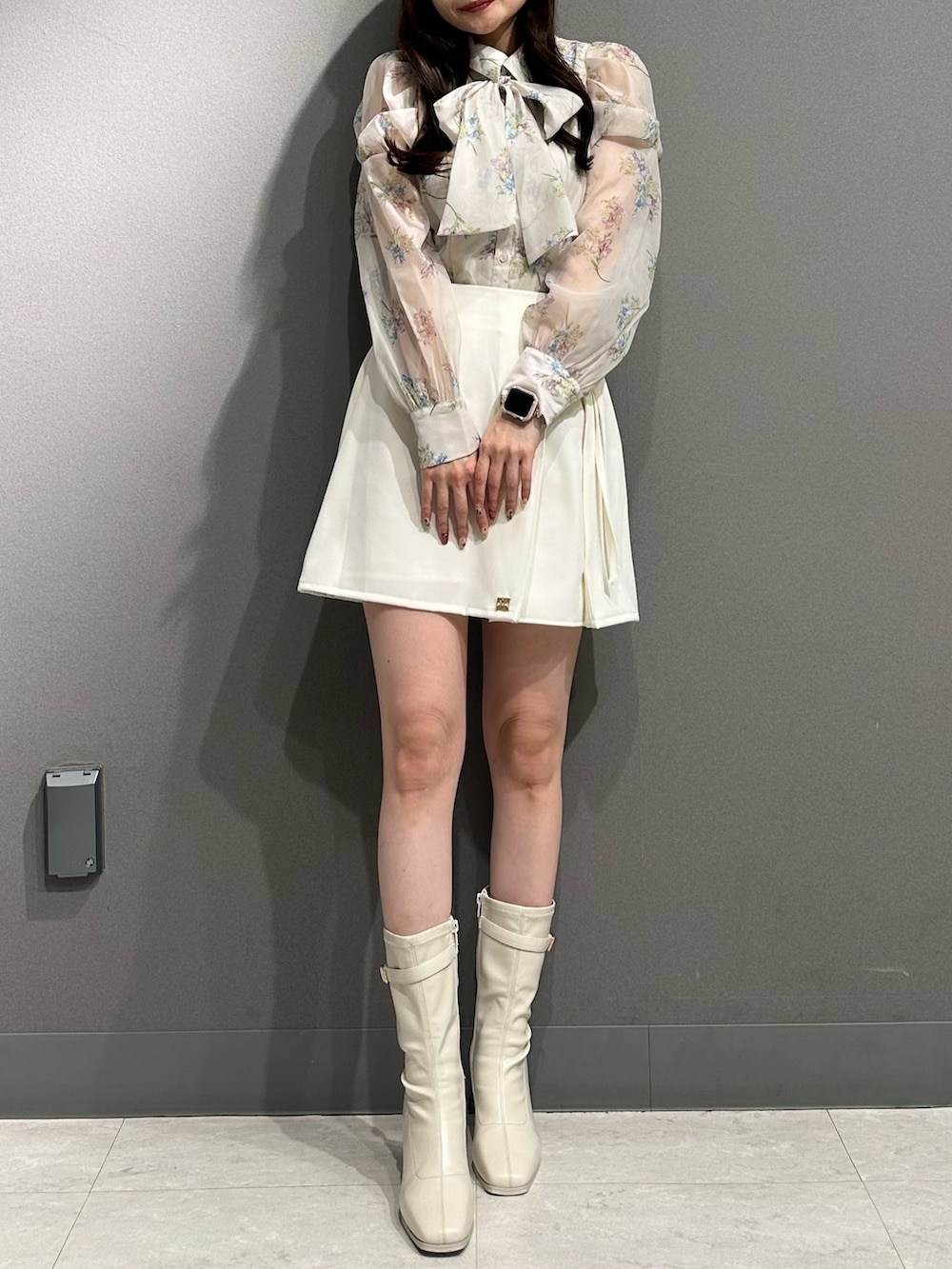 ピンク系のシャツ/ブラウス、ピンク系のシャツ/ブラウス、ホワイト系のスカートを着用したレディースの冬コーディネートの4枚目の写真