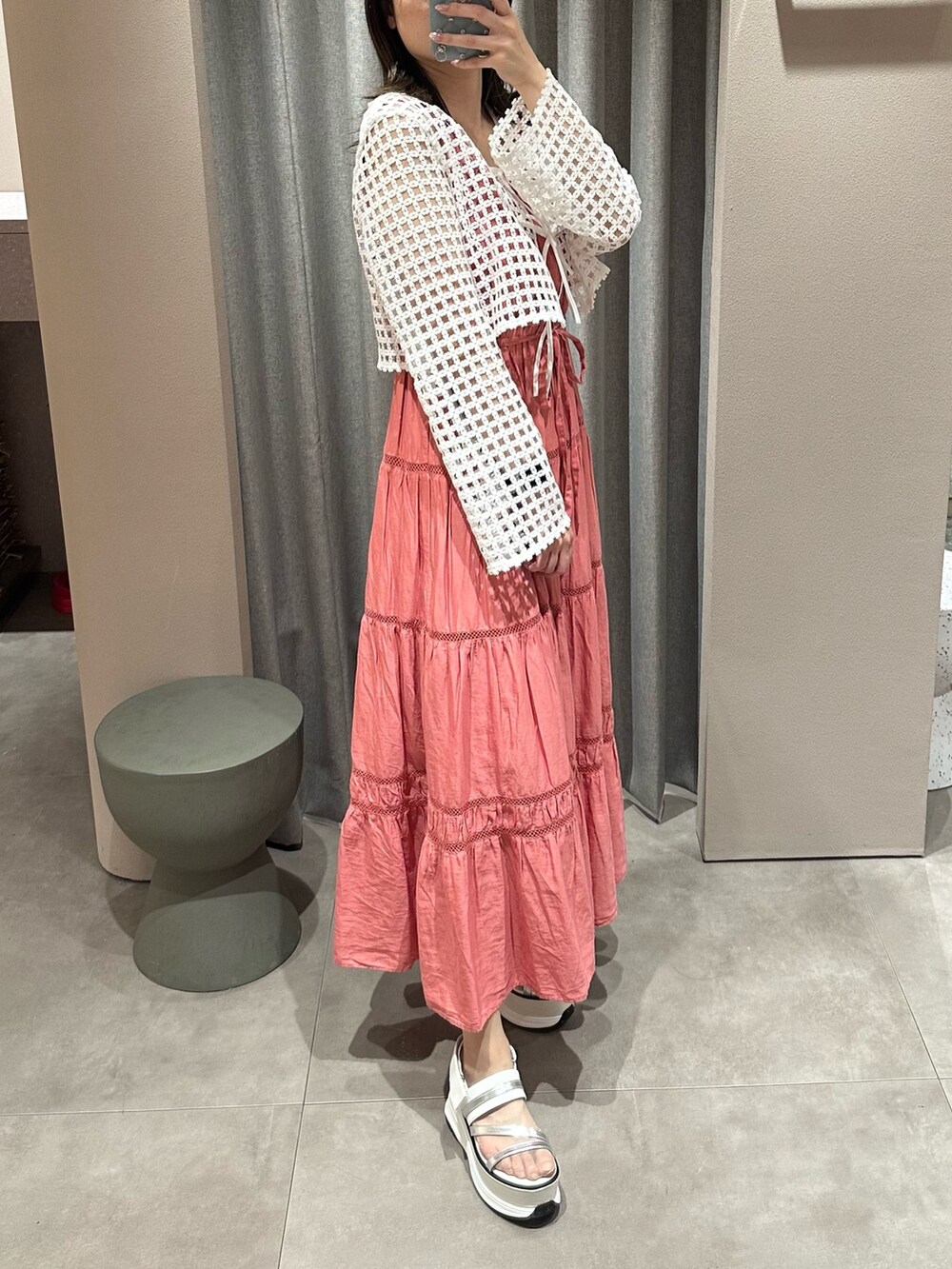 ピンク系のワンピース、ホワイト系のサンダル、ホワイト系のカーディガン/ボレロを着用したレディースの夏コーディネートの3枚目の写真
