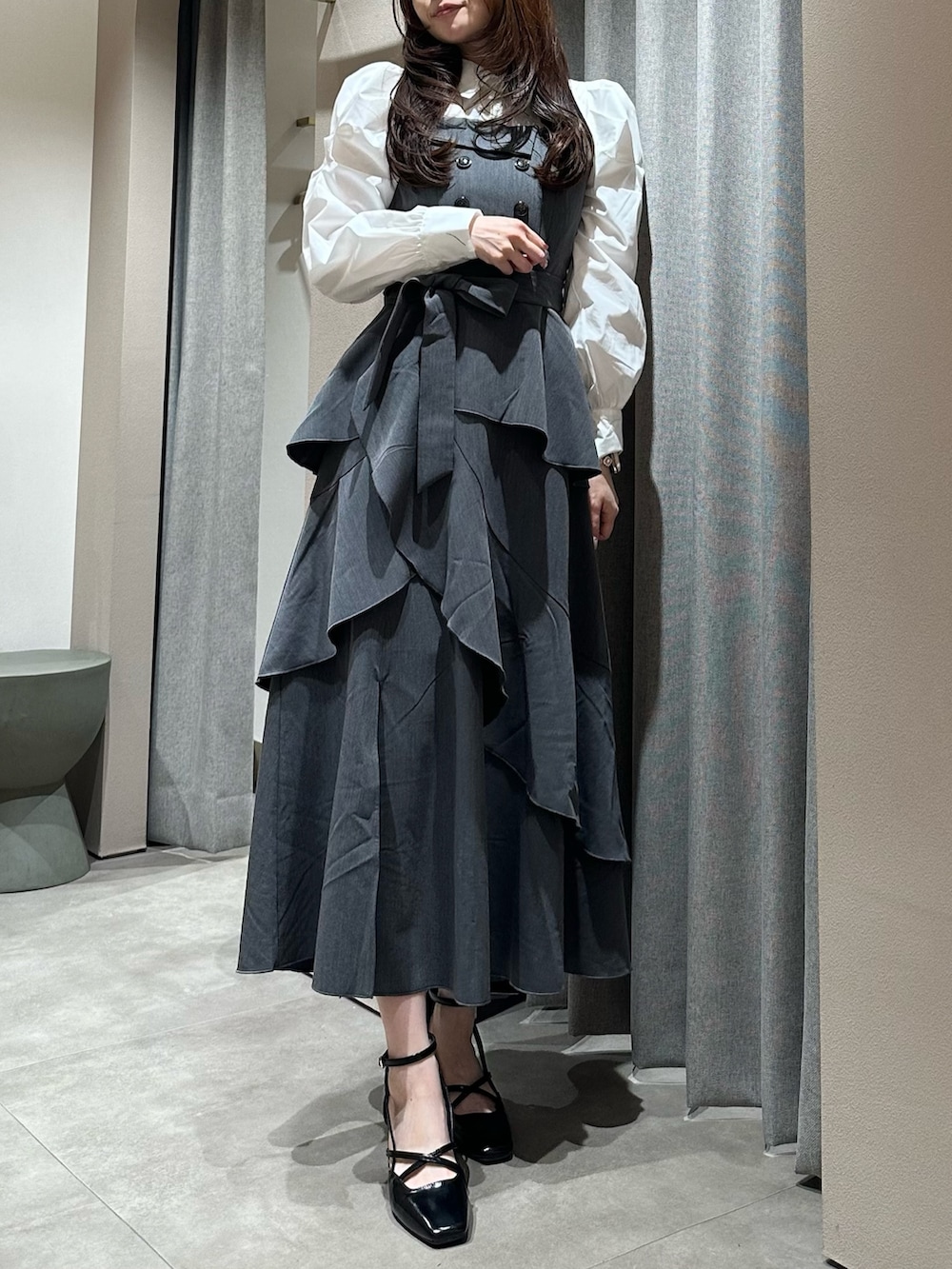 グレー系のワンピース、グレー系のワンピース、ブラック系のサンダルを着用したレディースの冬コーディネートの3枚目の写真