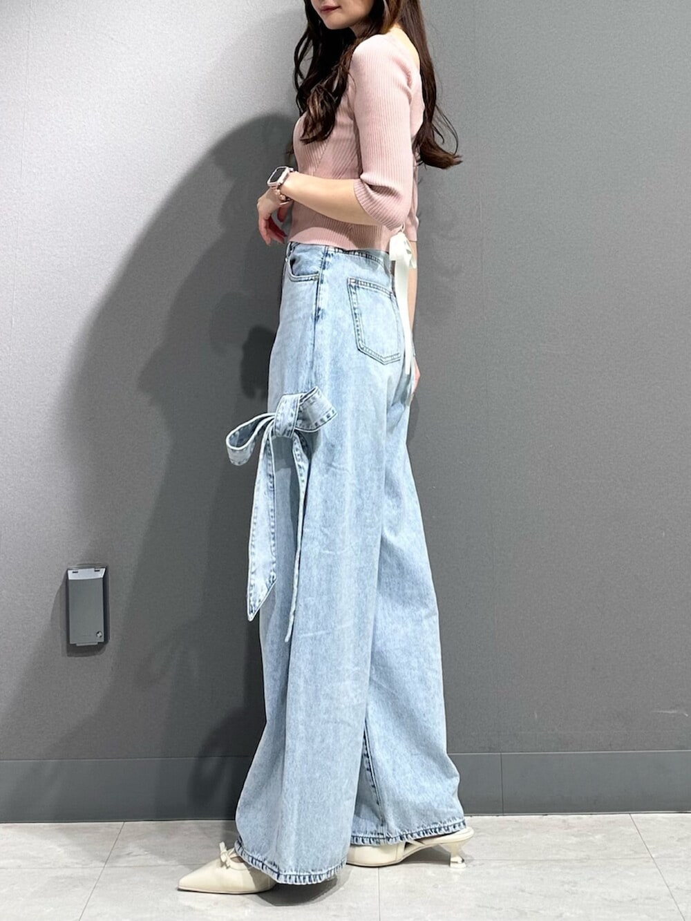 ホワイト系のパンプス、ホワイト系のパンプス、ピンク系のニット/セーターを着用したレディースの春コーディネートの6枚目の写真