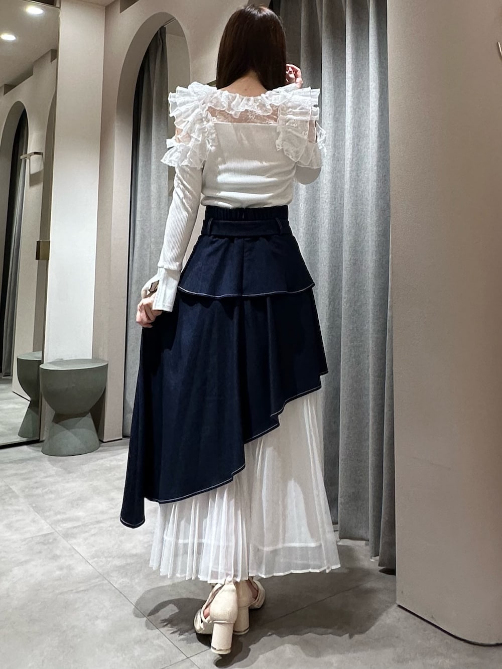ホワイト系のTシャツ/カットソー、ホワイト系のTシャツ/カットソー、ブルー系のスカートを着用したレディースの冬コーディネートの8枚目の写真