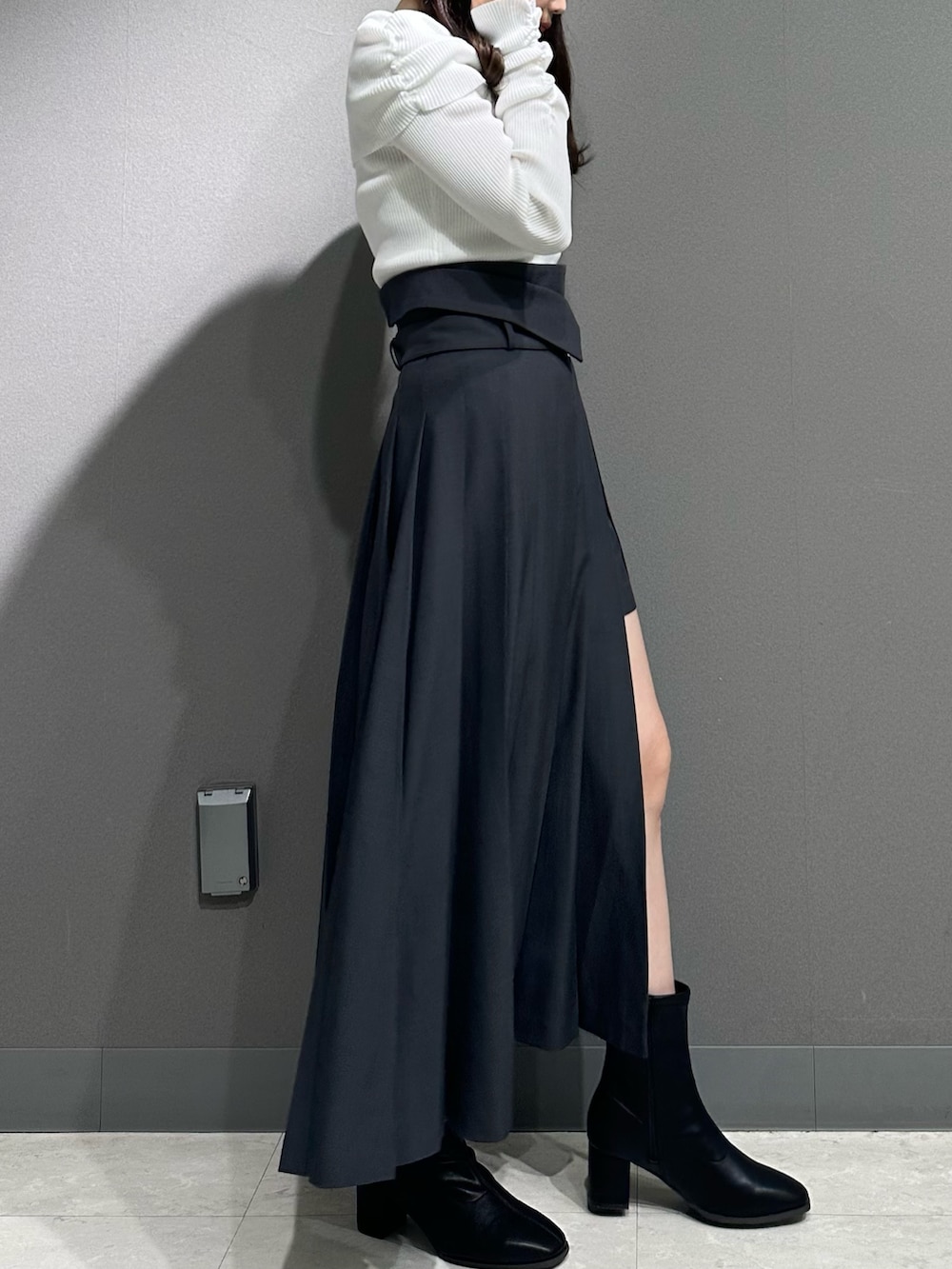 ホワイト系のニット/セーター、ホワイト系のニット/セーター、グレー系のスカートを着用したレディースの秋コーディネートの5枚目の写真