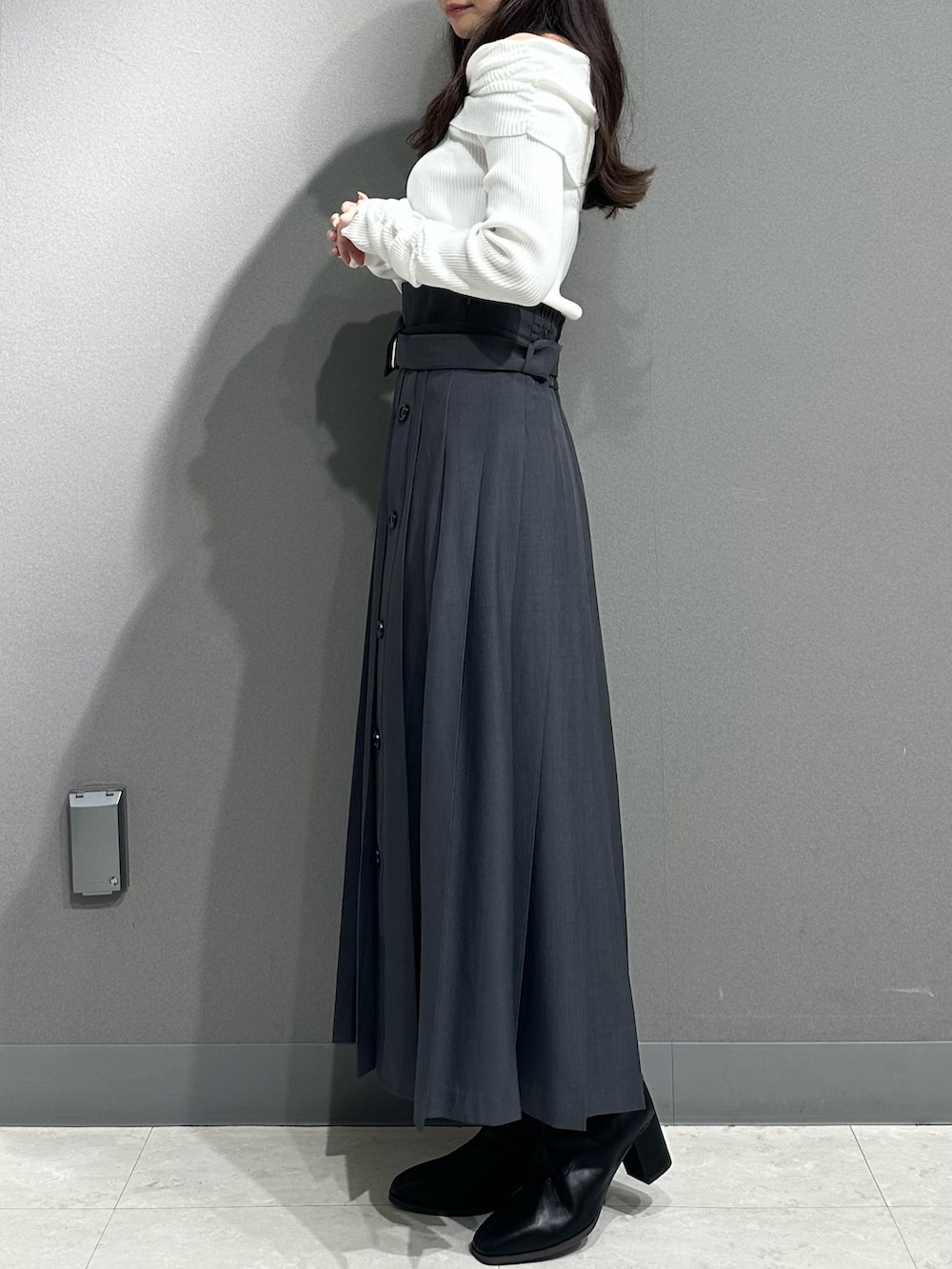 ホワイト系のニット/セーター、ホワイト系のニット/セーター、グレー系のスカートを着用したレディースの秋コーディネートの4枚目の写真