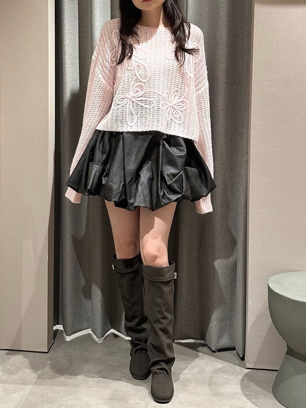 ピンク系のニット/セーター、ピンク系のニット/セーター、ブラウン系のスカートを着用したレディースの秋コーディネートの2枚目の写真