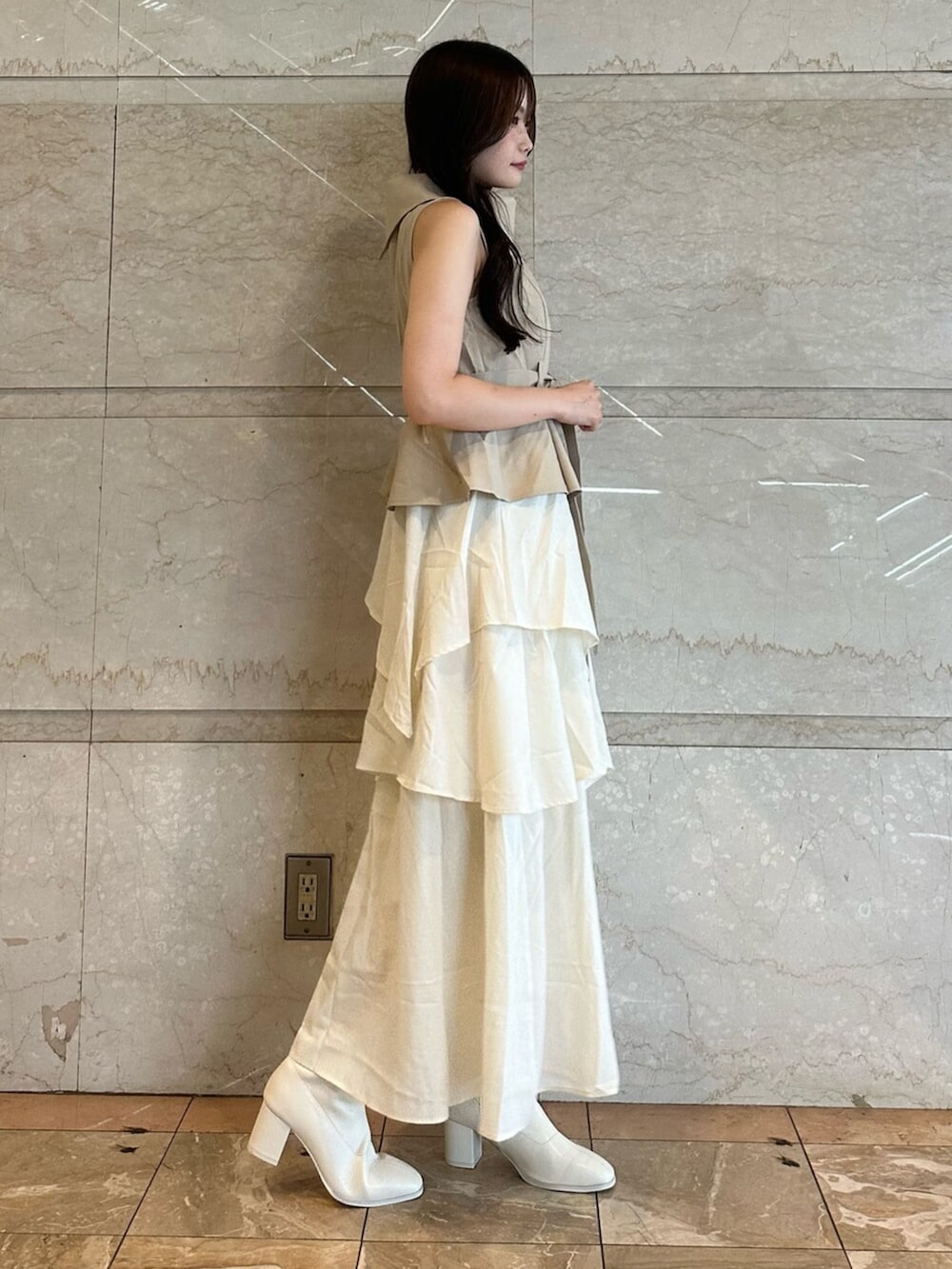 ベージュ系のワンピース、ベージュ系のワンピース、ホワイト系のブーツを着用したレディースの夏コーディネートの5枚目の写真