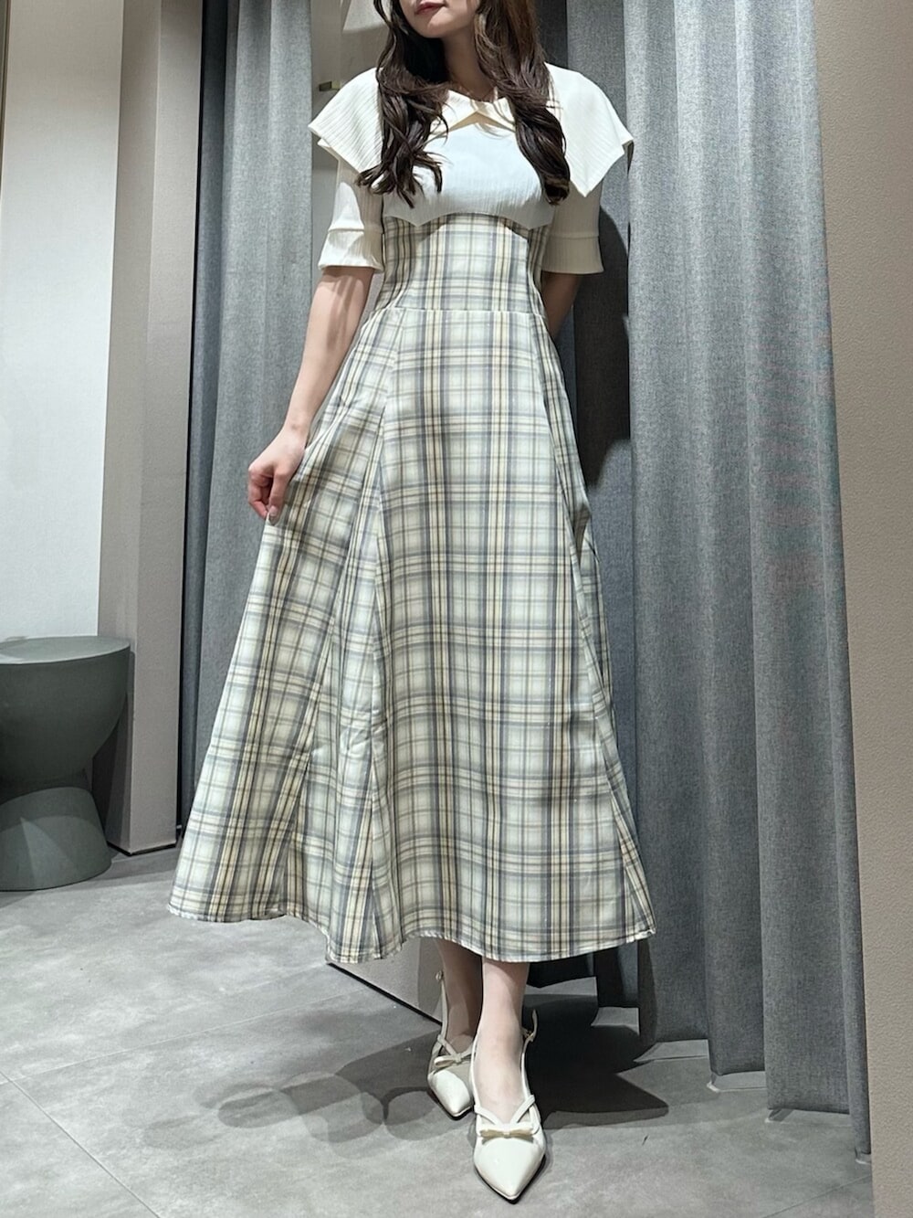 ホワイト系のパンプス、ホワイト系のワンピースを着用したレディースの春コーディネートの2枚目の写真