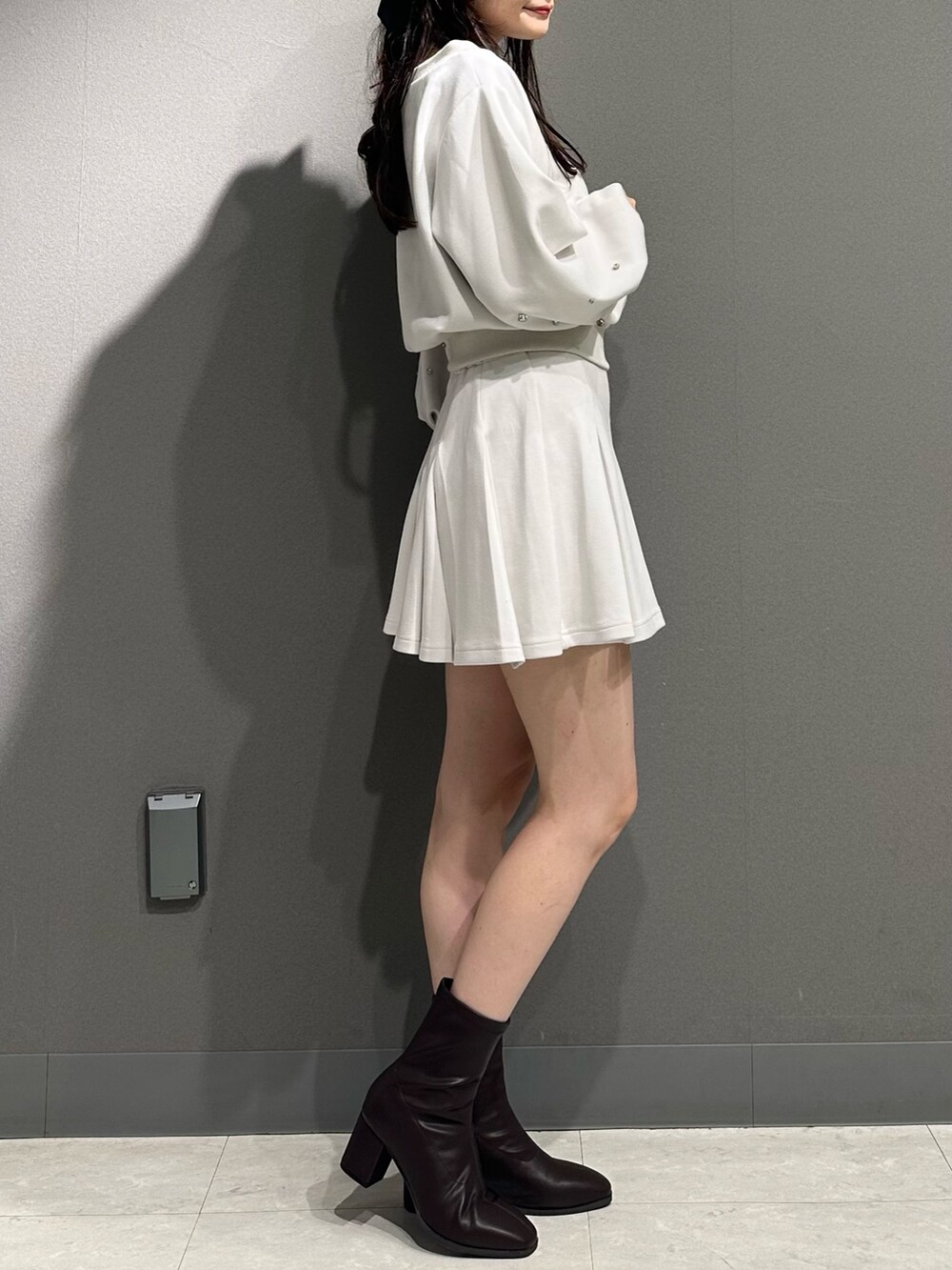 ホワイト系のスウェット、ホワイト系のスウェット、ホワイト系のスウェットを着用したレディースの秋コーディネートの7枚目の写真