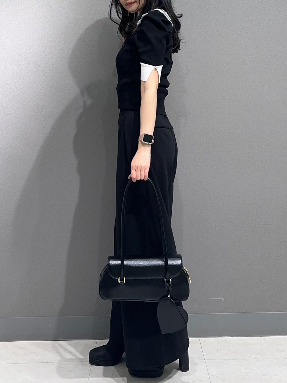「春ニット、オフィスカジュアル、ドライブ、おでかけコーデ、カジュアルスタイル、春服、きれいめコーディネート、春夏コーデ、大人女子、休日スタイル、オトナ女子、ショート丈トップス、ラクチンコーデ、女子会、ハイウエスト」｜「dazzlinのデコラカラータックトップス（ニット/セーター、ブラック系）」を使った、nanamiさん（レディース・158cm）の春コーディネートの4枚目の写真