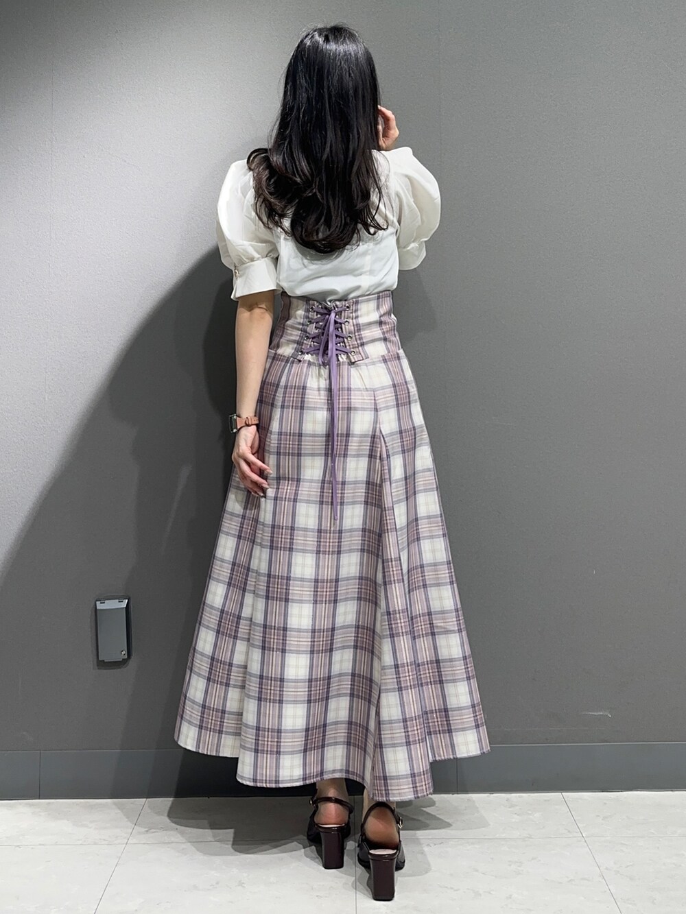 ホワイト系のシャツ/ブラウス、パープル系のスカート、ブラウン系のローファーを着用したレディースの春コーディネートの6枚目の写真