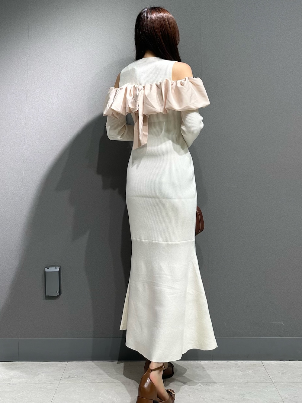 ホワイト系のワンピース、ホワイト系のワンピース、イエロー系のハンドバッグを着用したレディースの秋コーディネートの6枚目の写真