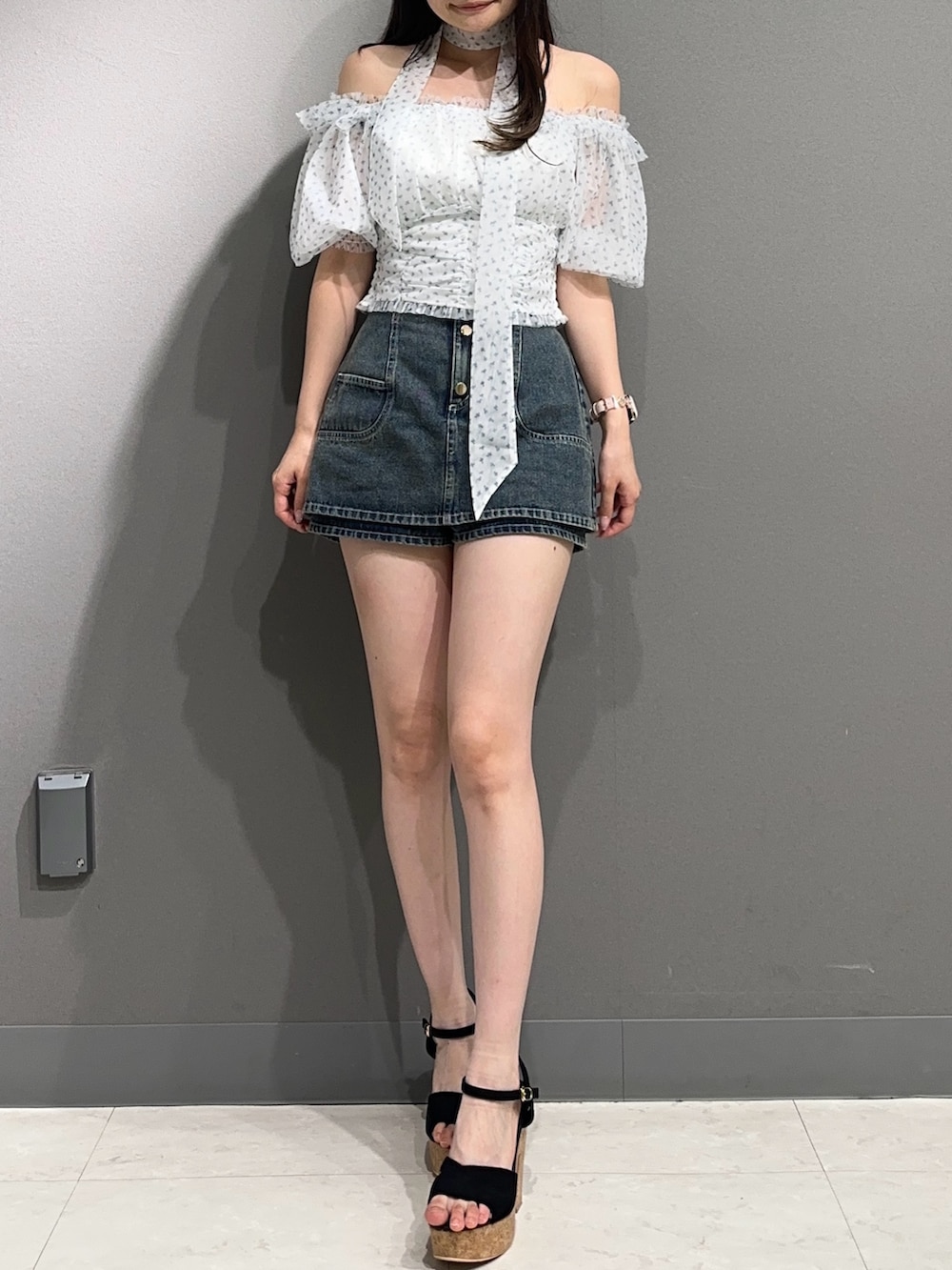 ブルー系のシャツ/ブラウス、ブルー系のデニムパンツ、ブルー系のデニムパンツを着用したレディースの夏コーディネートの2枚目の写真