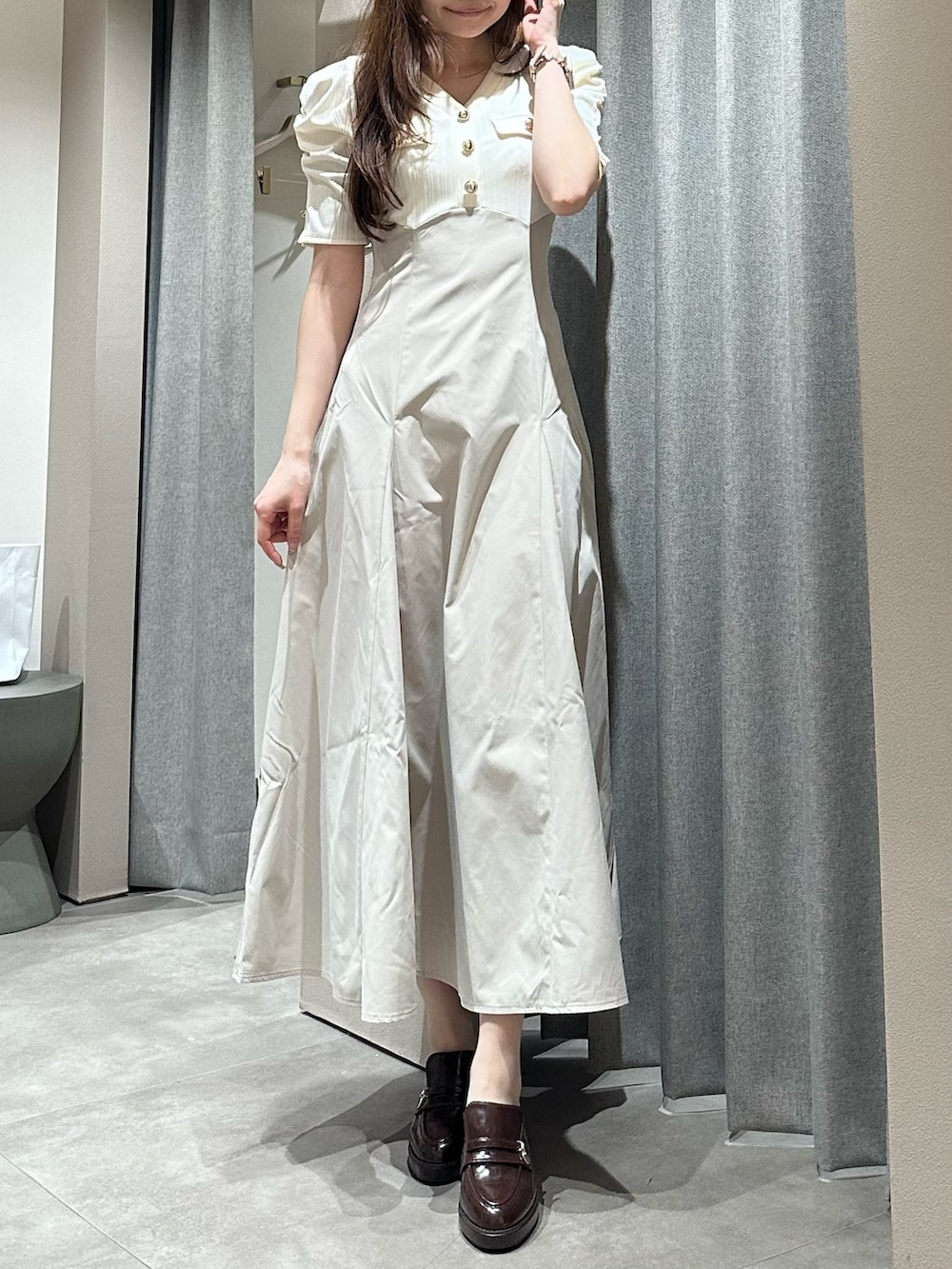 ベージュ系のワンピース、ベージュ系のワンピース、ブラウン系のパンプスを着用したレディースの春コーディネートの3枚目の写真