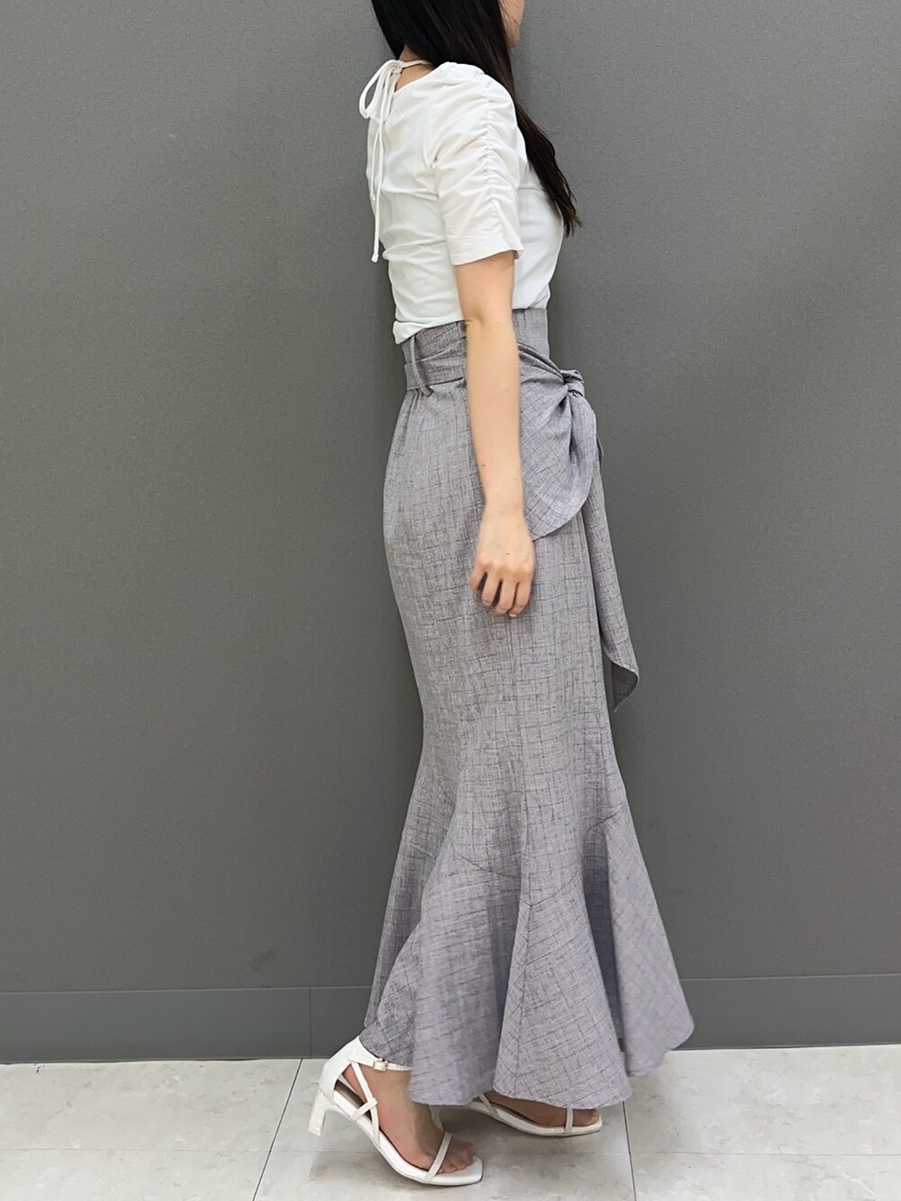 ホワイト系のTシャツ/カットソー、グレー系のスカート、ホワイト系のサンダルを着用したレディースの夏コーディネートの3枚目の写真