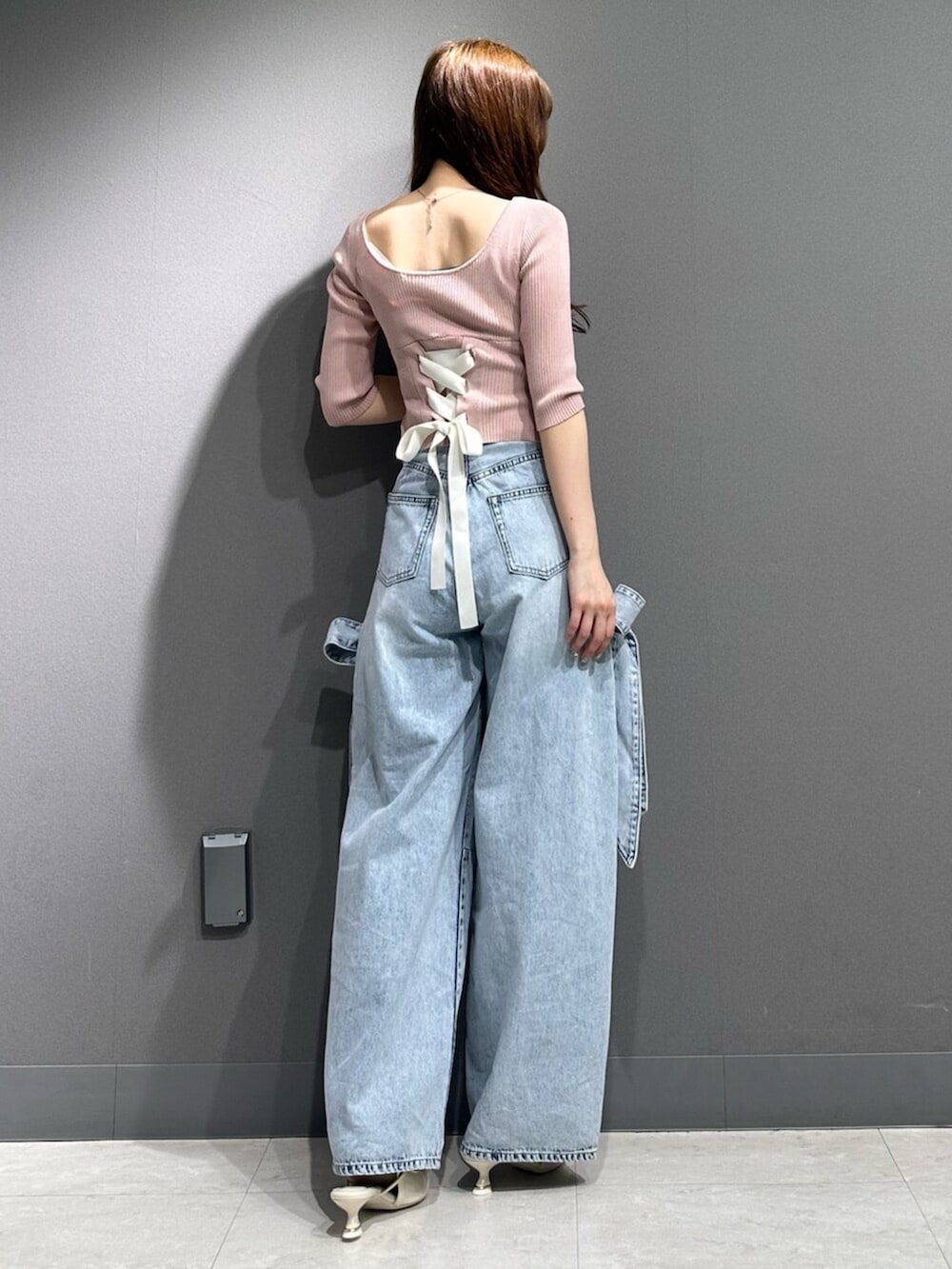 ホワイト系のパンプス、ホワイト系のパンプス、ピンク系のニット/セーターを着用したレディースの春コーディネートの7枚目の写真