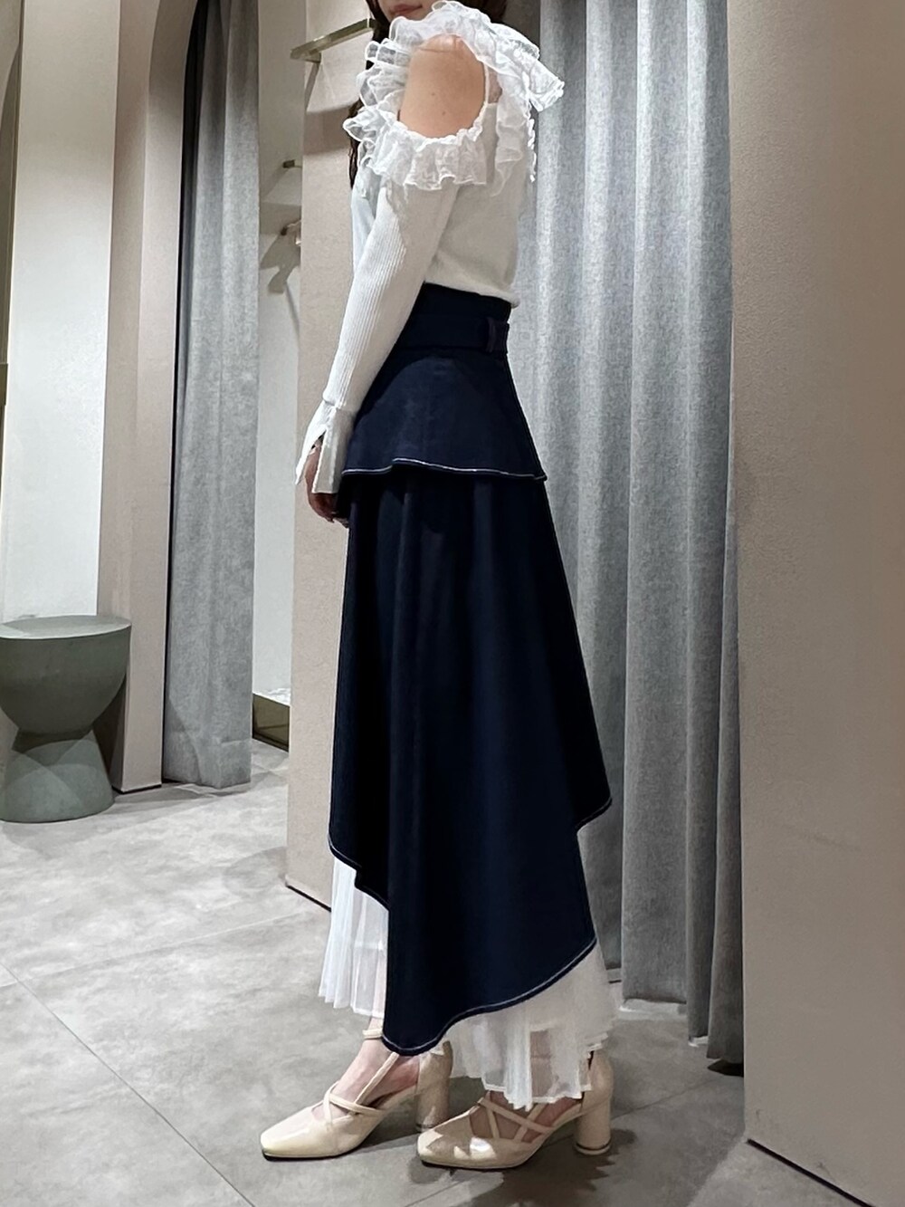 ホワイト系のTシャツ/カットソー、ホワイト系のTシャツ/カットソー、ブルー系のスカートを着用したレディースの冬コーディネートの6枚目の写真