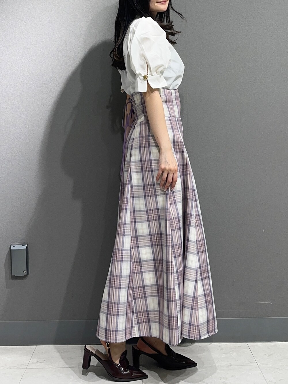 ホワイト系のシャツ/ブラウス、パープル系のスカート、ブラウン系のローファーを着用したレディースの春コーディネートの5枚目の写真