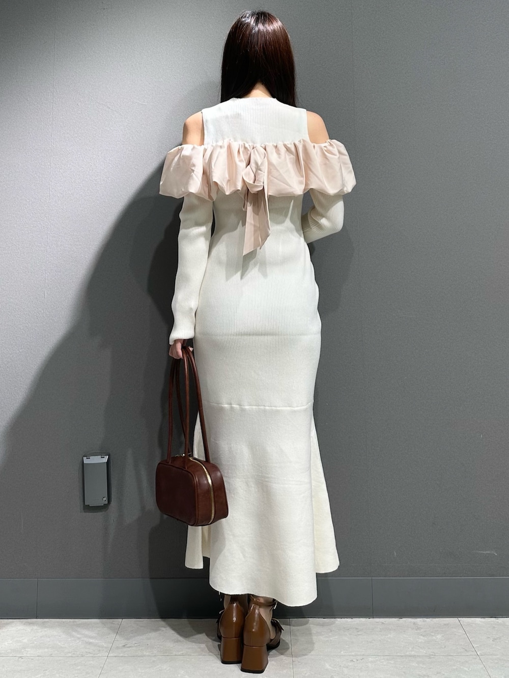 ホワイト系のワンピース、ホワイト系のワンピース、イエロー系のハンドバッグを着用したレディースの秋コーディネートの7枚目の写真