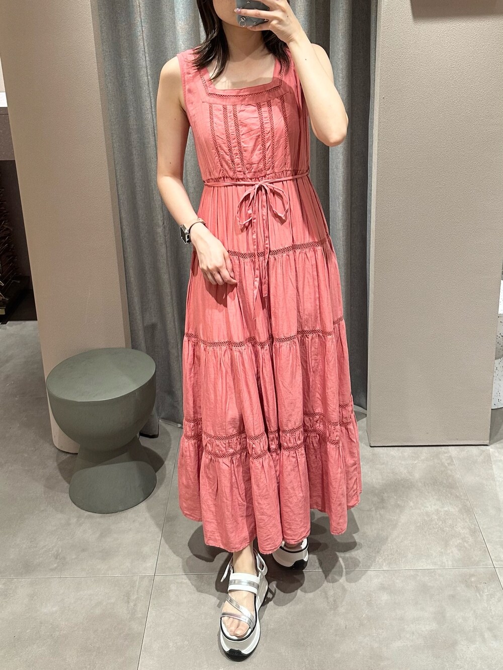 ピンク系のワンピース、ホワイト系のサンダル、ホワイト系のカーディガン/ボレロを着用したレディースの夏コーディネートの4枚目の写真