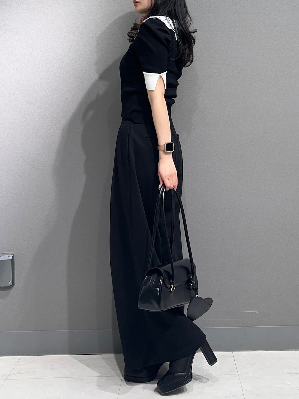 「春ニット、オフィスカジュアル、ドライブ、おでかけコーデ、カジュアルスタイル、春服、きれいめコーディネート、春夏コーデ、大人女子、休日スタイル、オトナ女子、ショート丈トップス、ラクチンコーデ、女子会、ハイウエスト」｜「dazzlinのデコラカラータックトップス（ニット/セーター、ブラック系）」を使った、nanamiさん（レディース・158cm）の春コーディネートの3枚目の写真