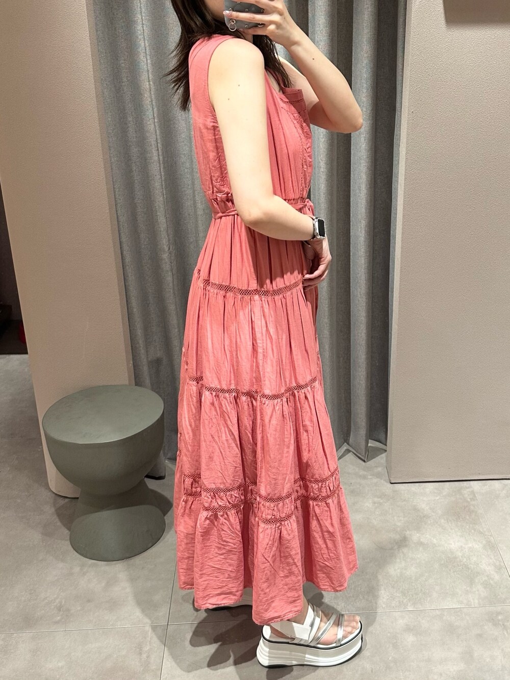 ピンク系のワンピース、ホワイト系のサンダル、ホワイト系のカーディガン/ボレロを着用したレディースの夏コーディネートの5枚目の写真