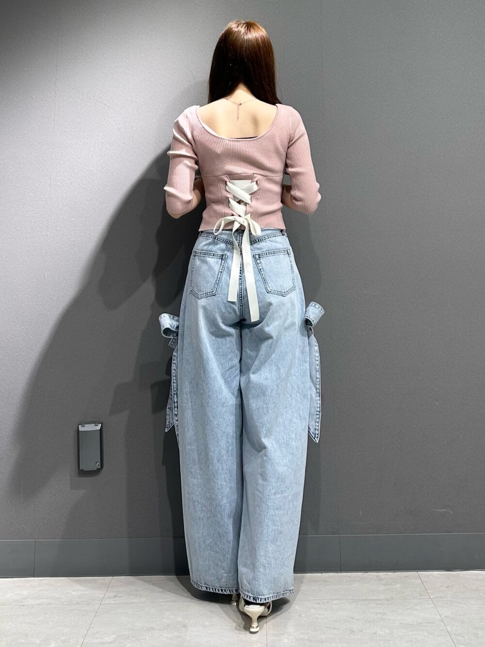 ホワイト系のパンプス、ホワイト系のパンプス、ピンク系のニット/セーターを着用したレディースの春コーディネートの8枚目の写真